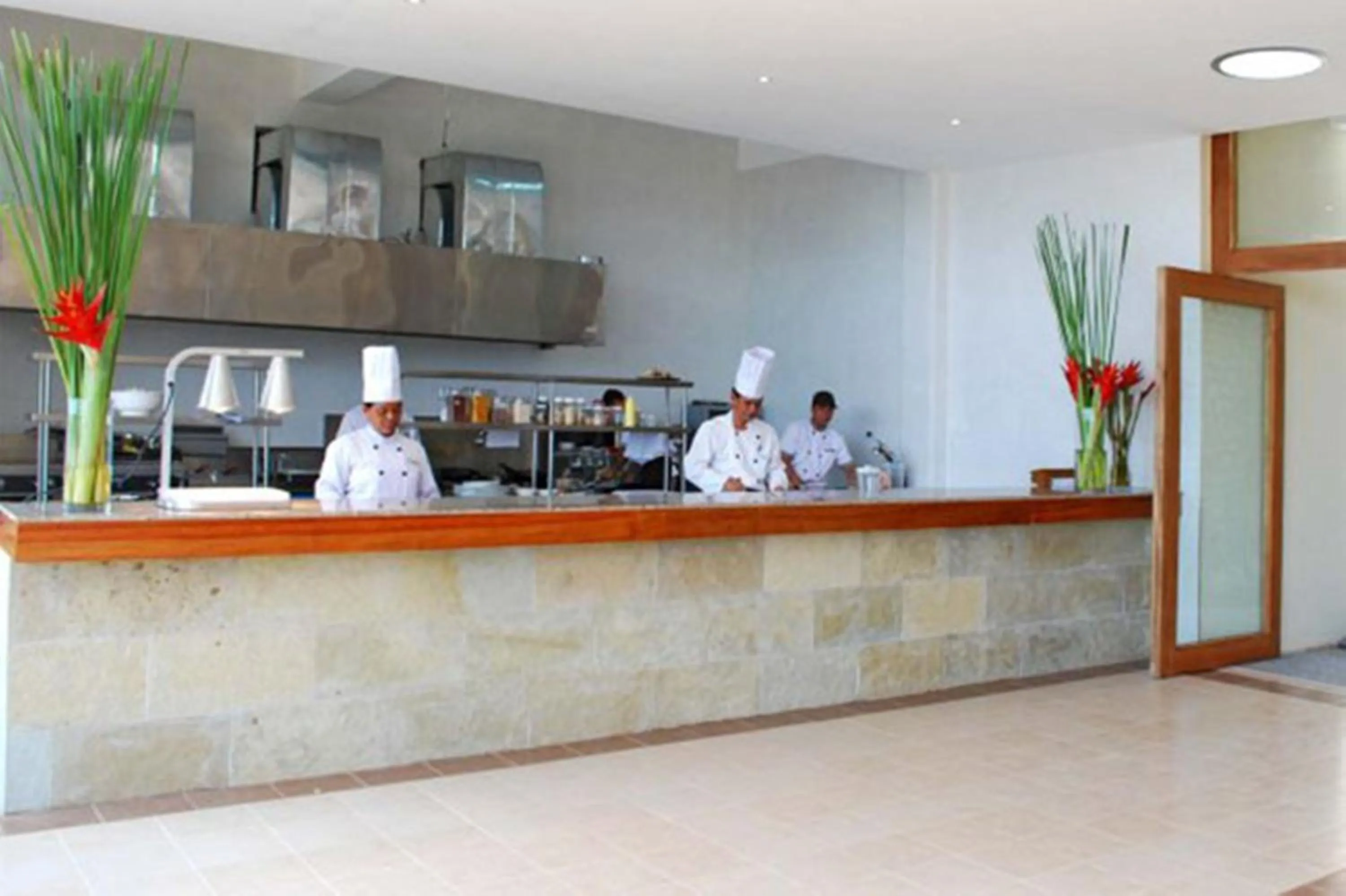 Restaurant/places to eat in Almont Beach Resort