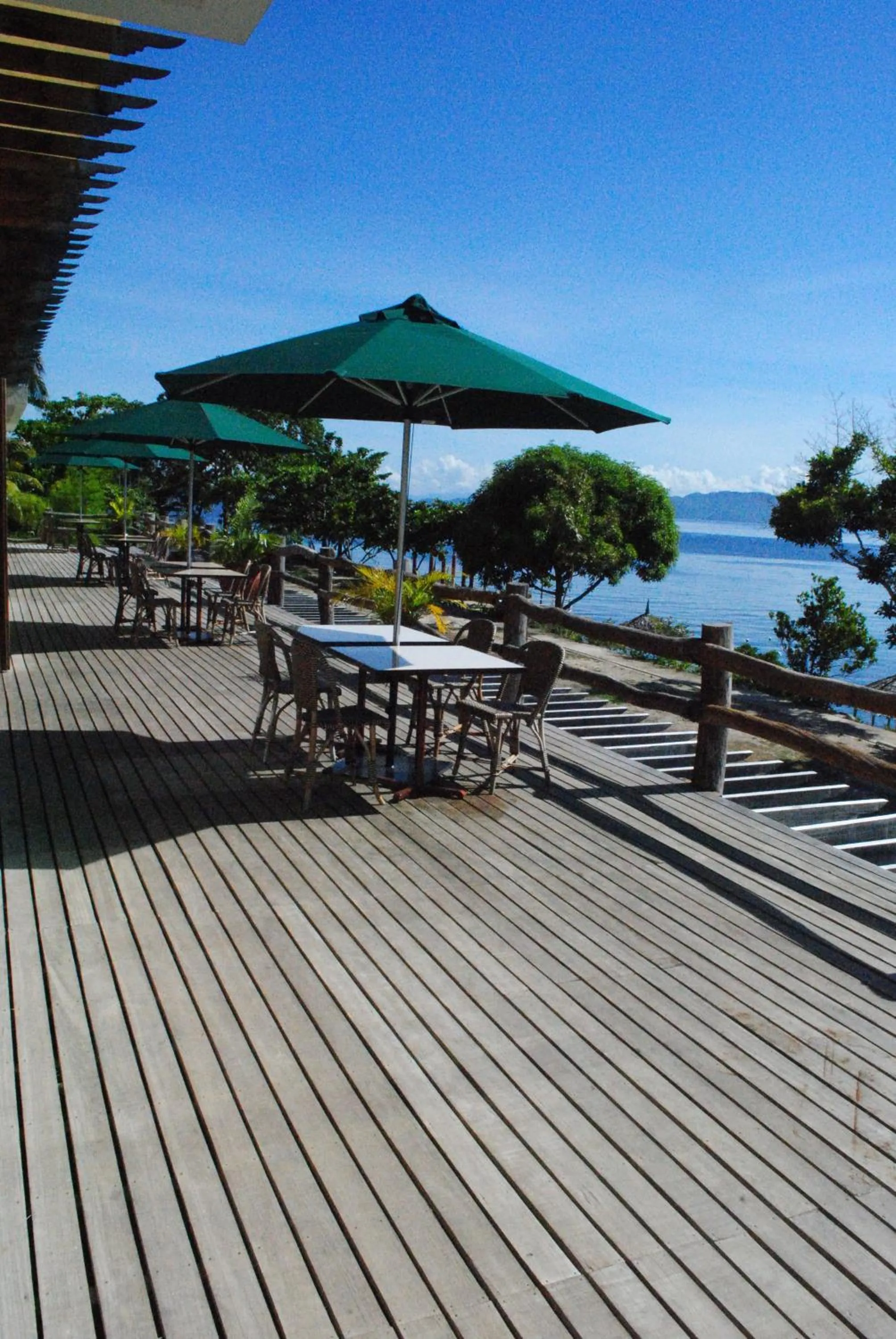 Restaurant/places to eat in Almont Beach Resort