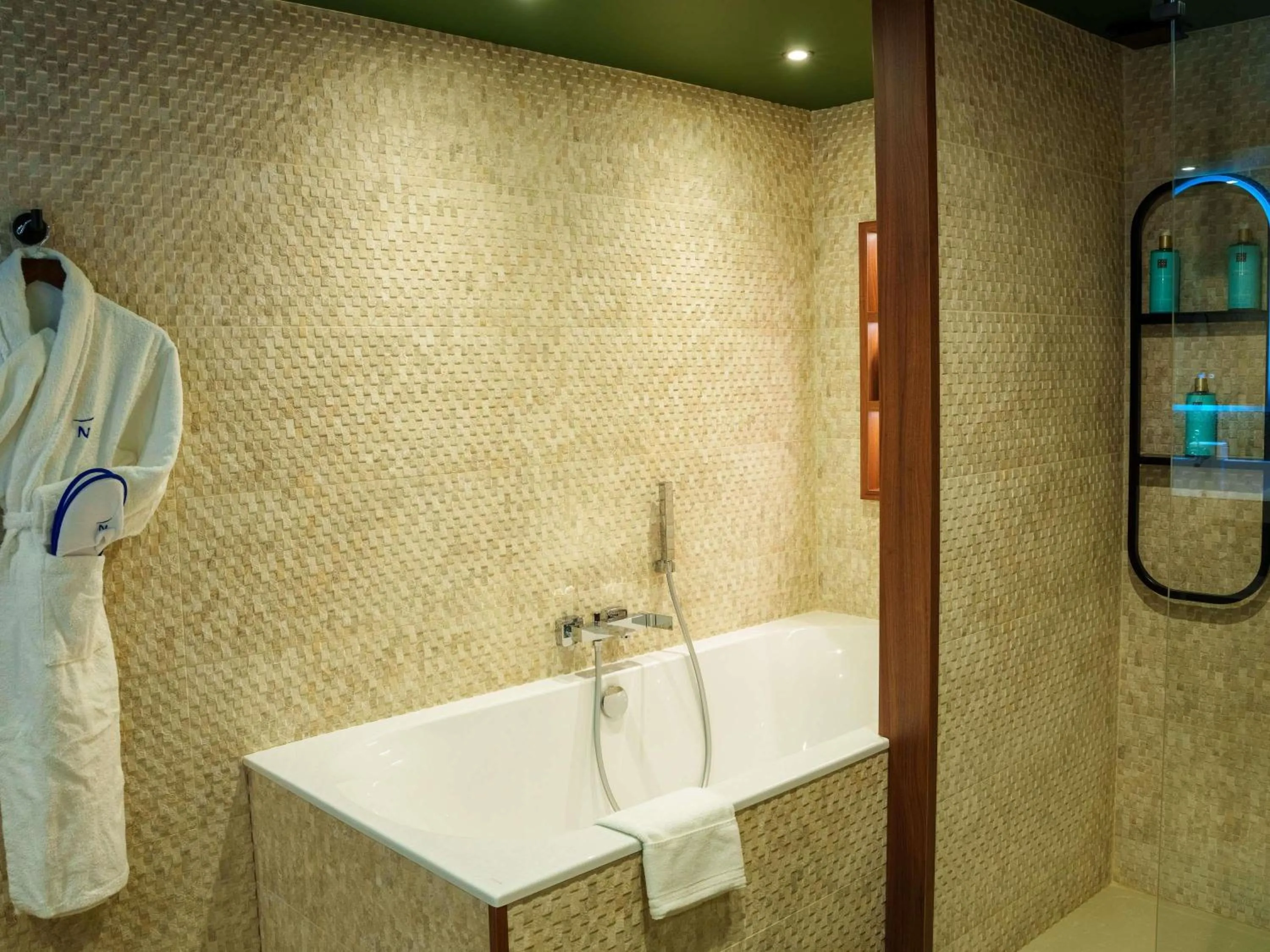 Bedroom in Novotel Avignon Nord