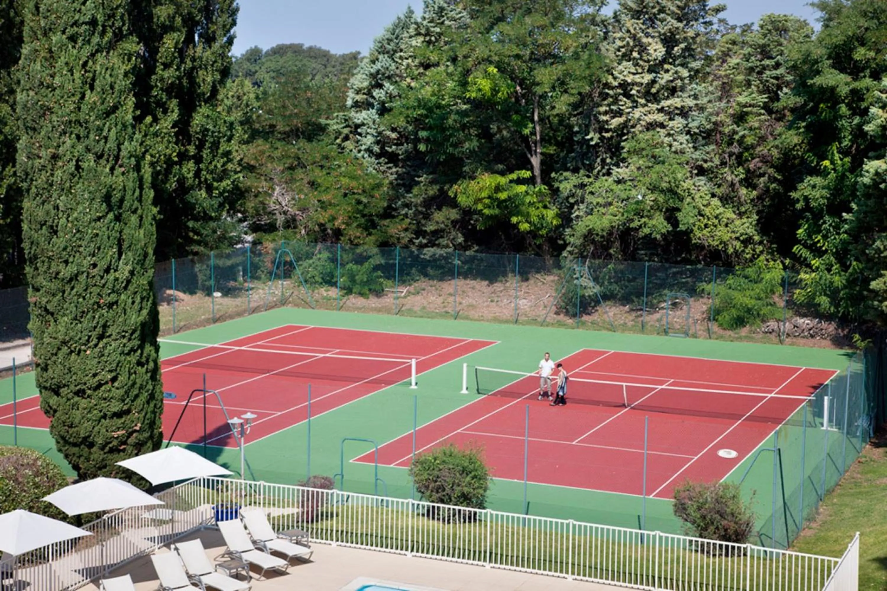 Tennis court in Novotel Avignon Nord
