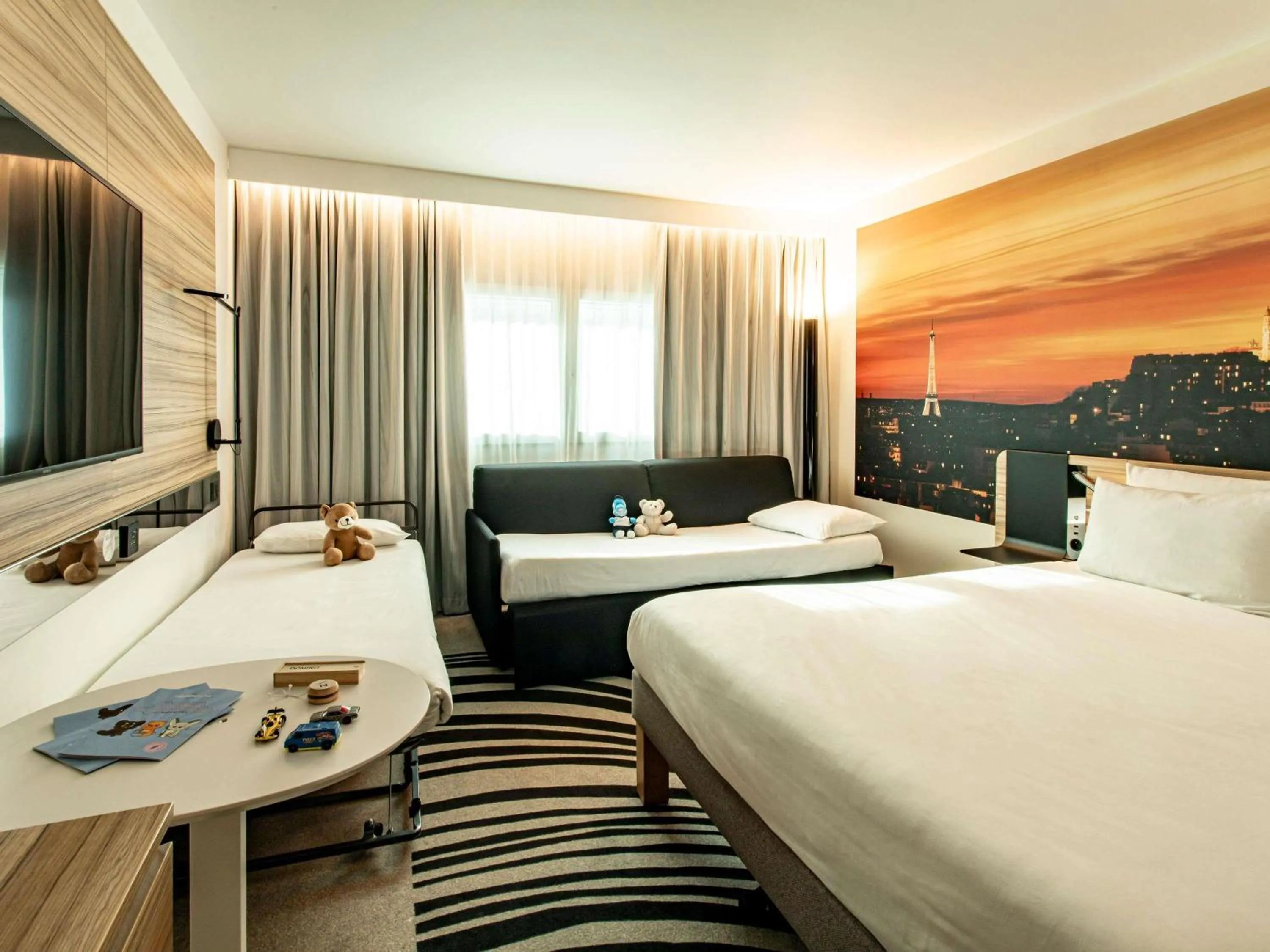 Property building, Bed in Novotel Paris 14 Porte d'Orléans