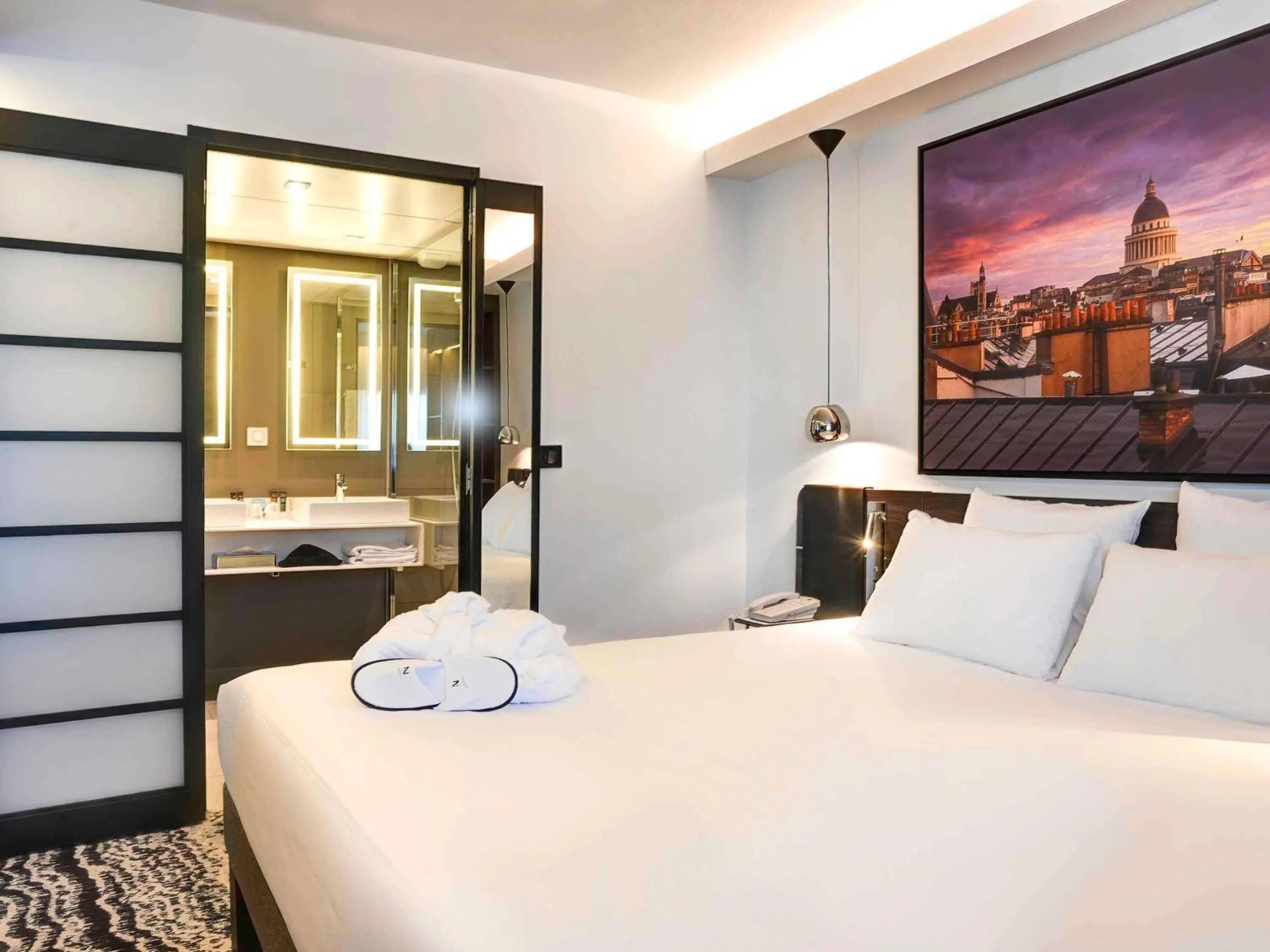 Bedroom, Bed in Novotel Paris 14 Porte d'Orléans