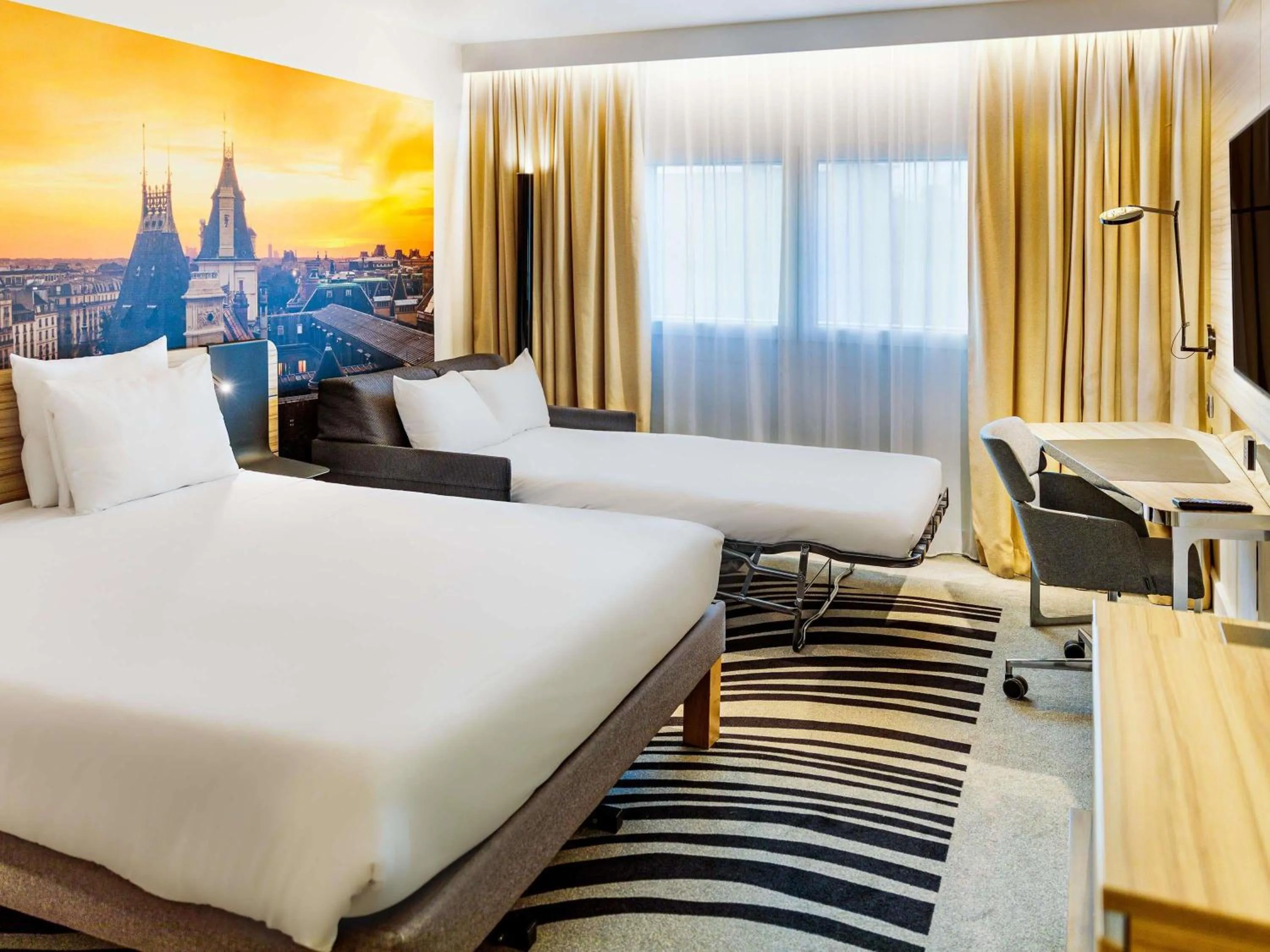 Bedroom, Bed in Novotel Paris 14 Porte d'Orléans