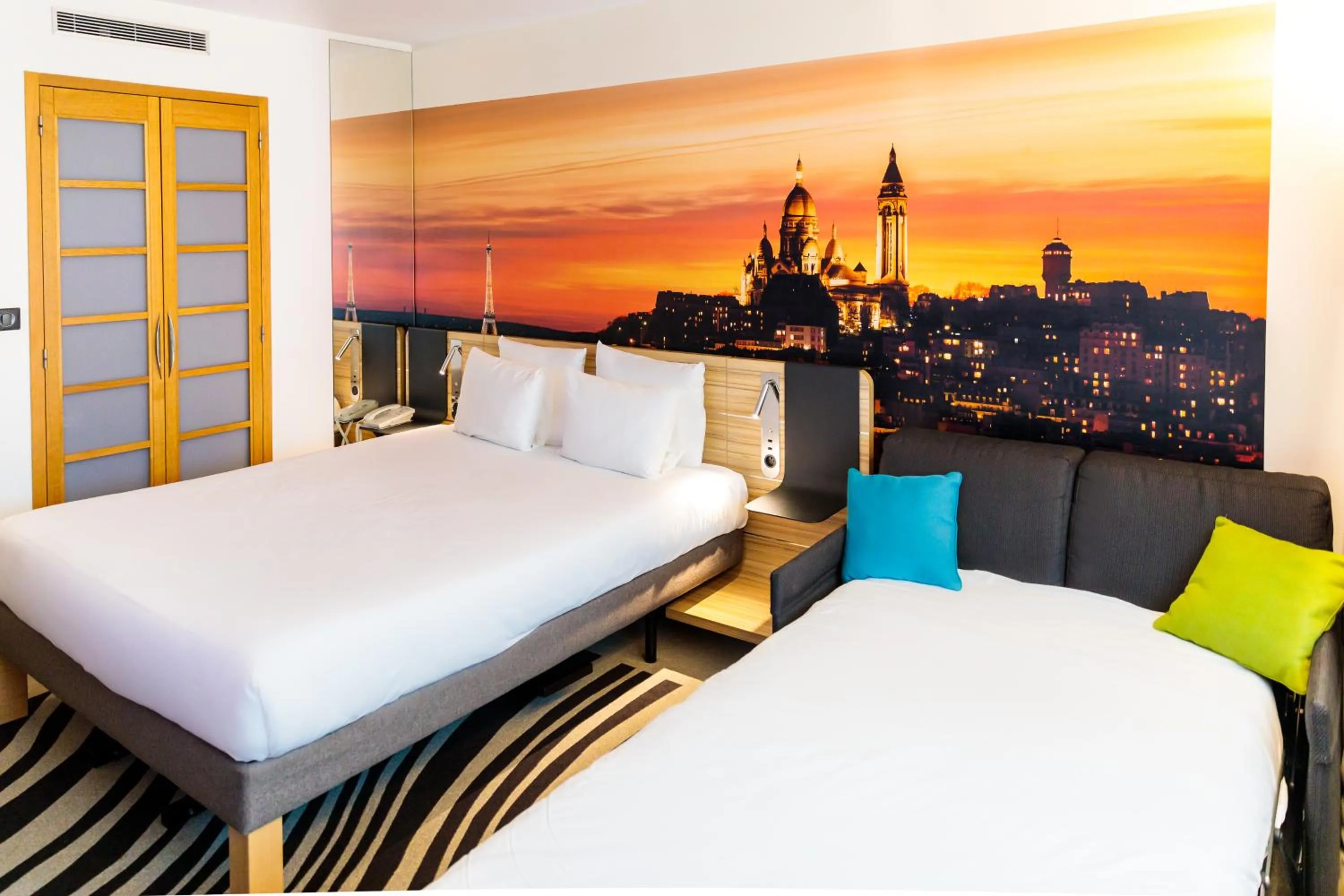 Bed in Novotel Paris 14 Porte d'Orléans