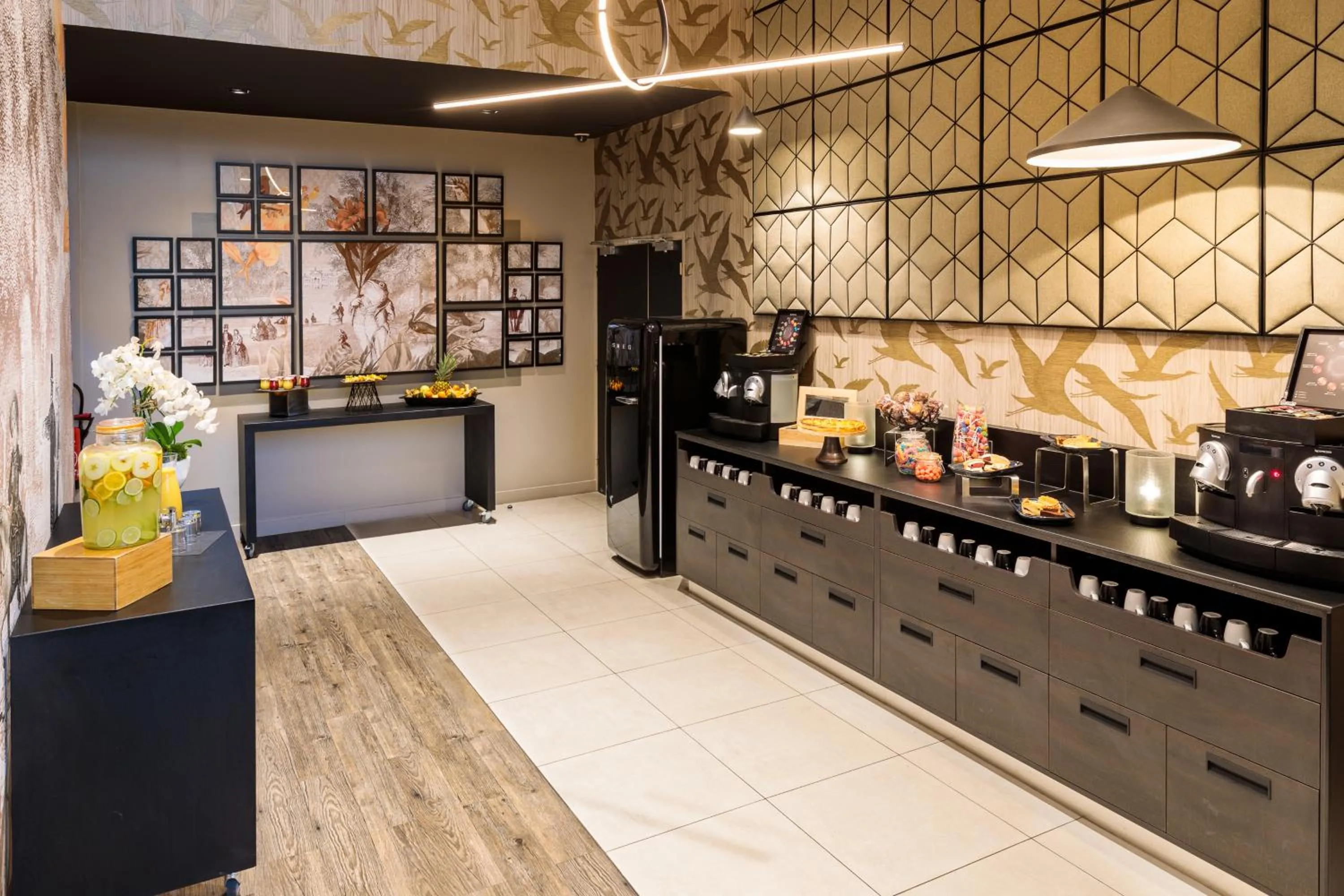 Restaurant/places to eat in Novotel Paris 14 Porte d'Orléans