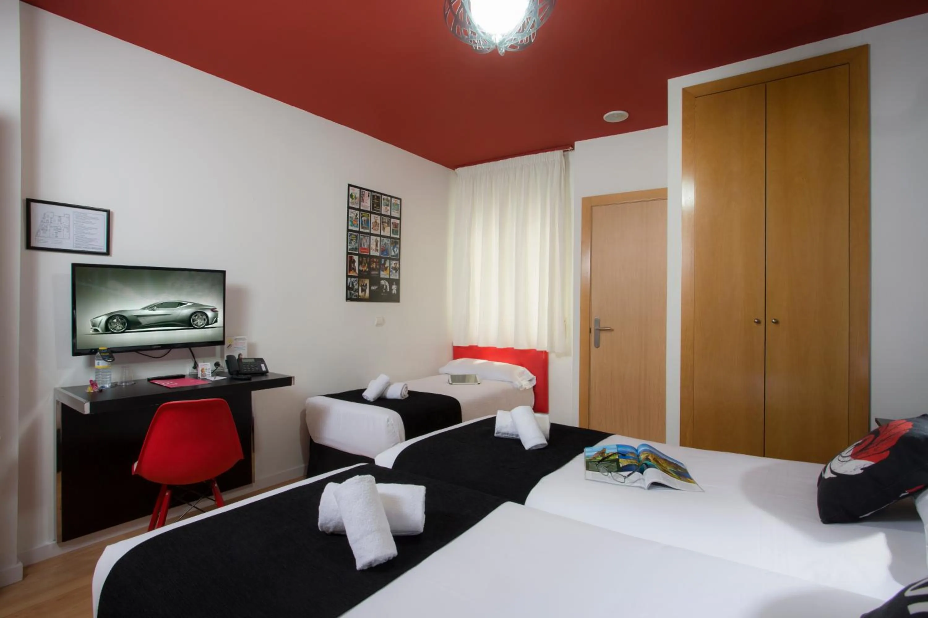 Photo of the whole room, Bed in Casual del Cine Valencia