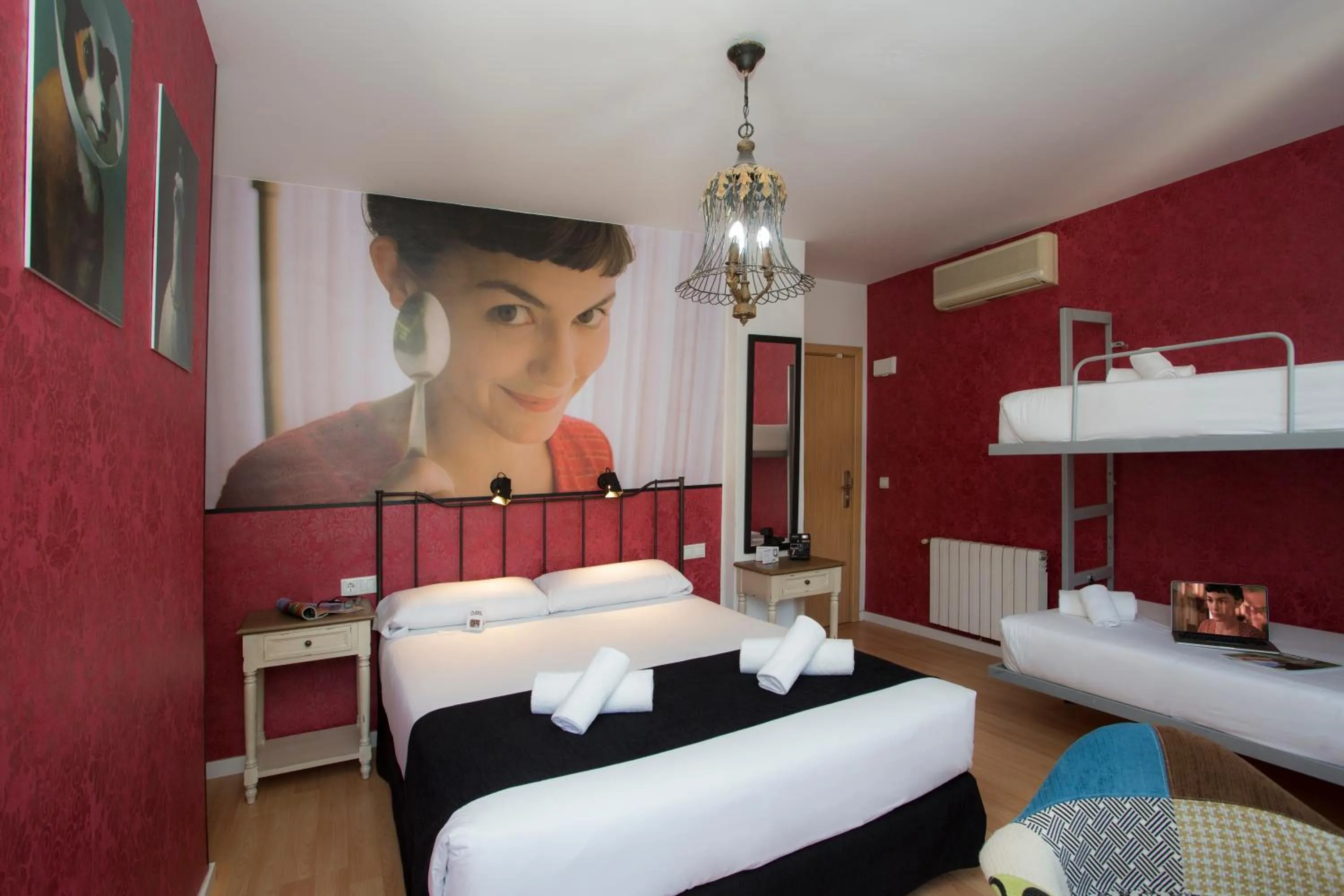 Photo of the whole room, Bed in Casual del Cine Valencia