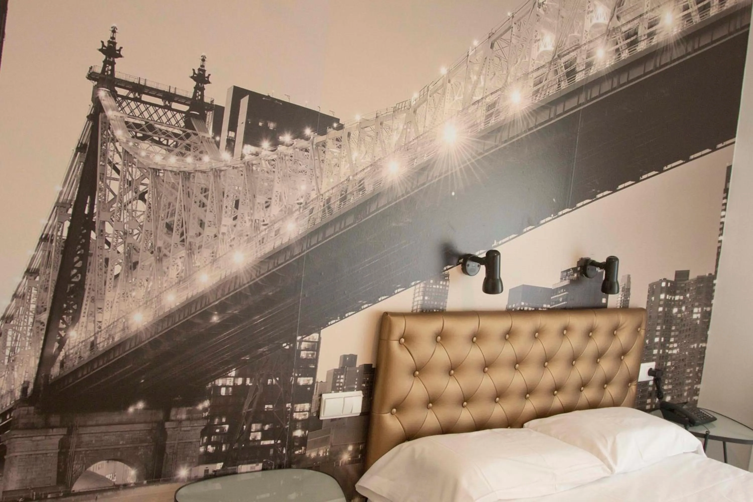 Photo of the whole room, Bed in Casual del Cine Valencia