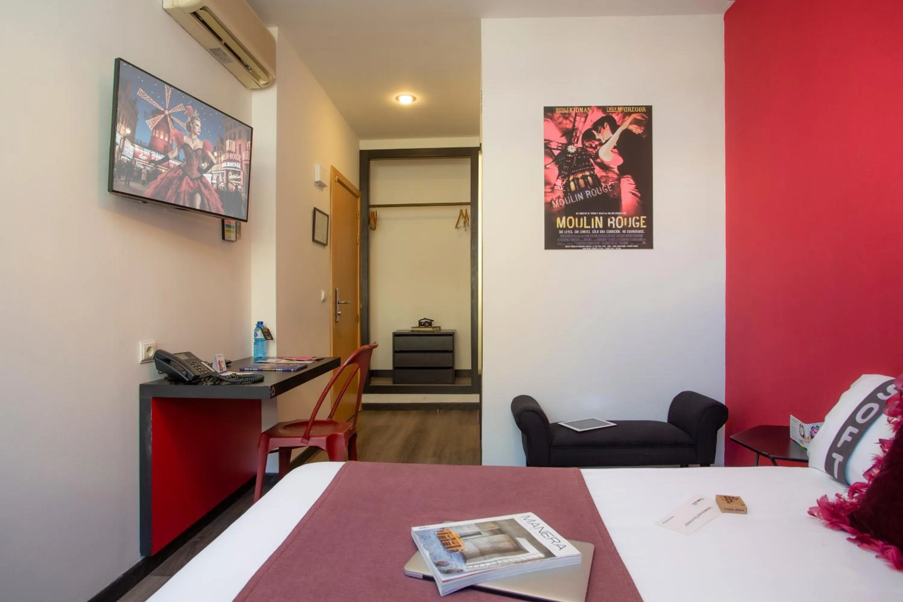 Bedroom, Bed in Casual del Cine Valencia