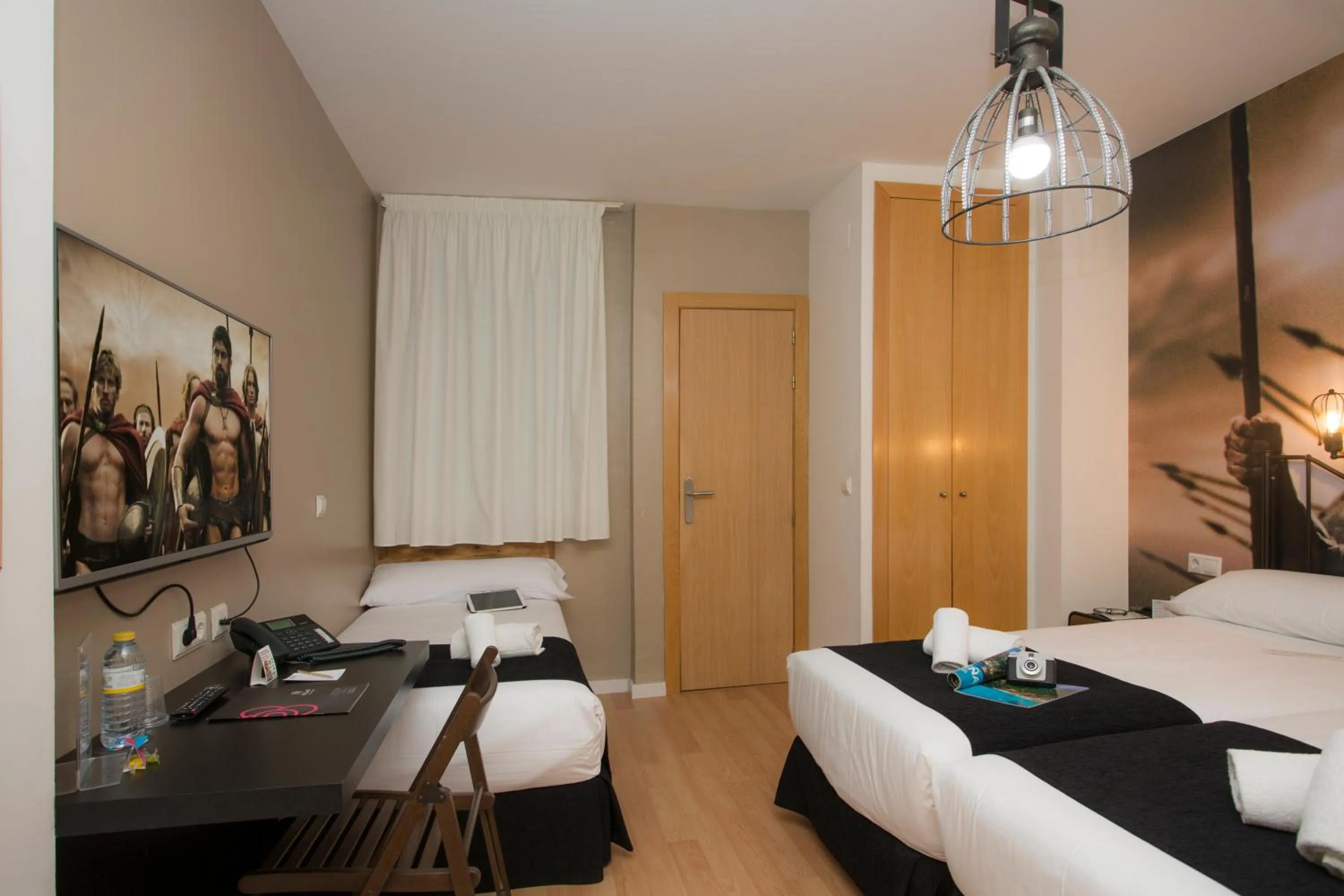 Photo of the whole room, Bed in Casual del Cine Valencia