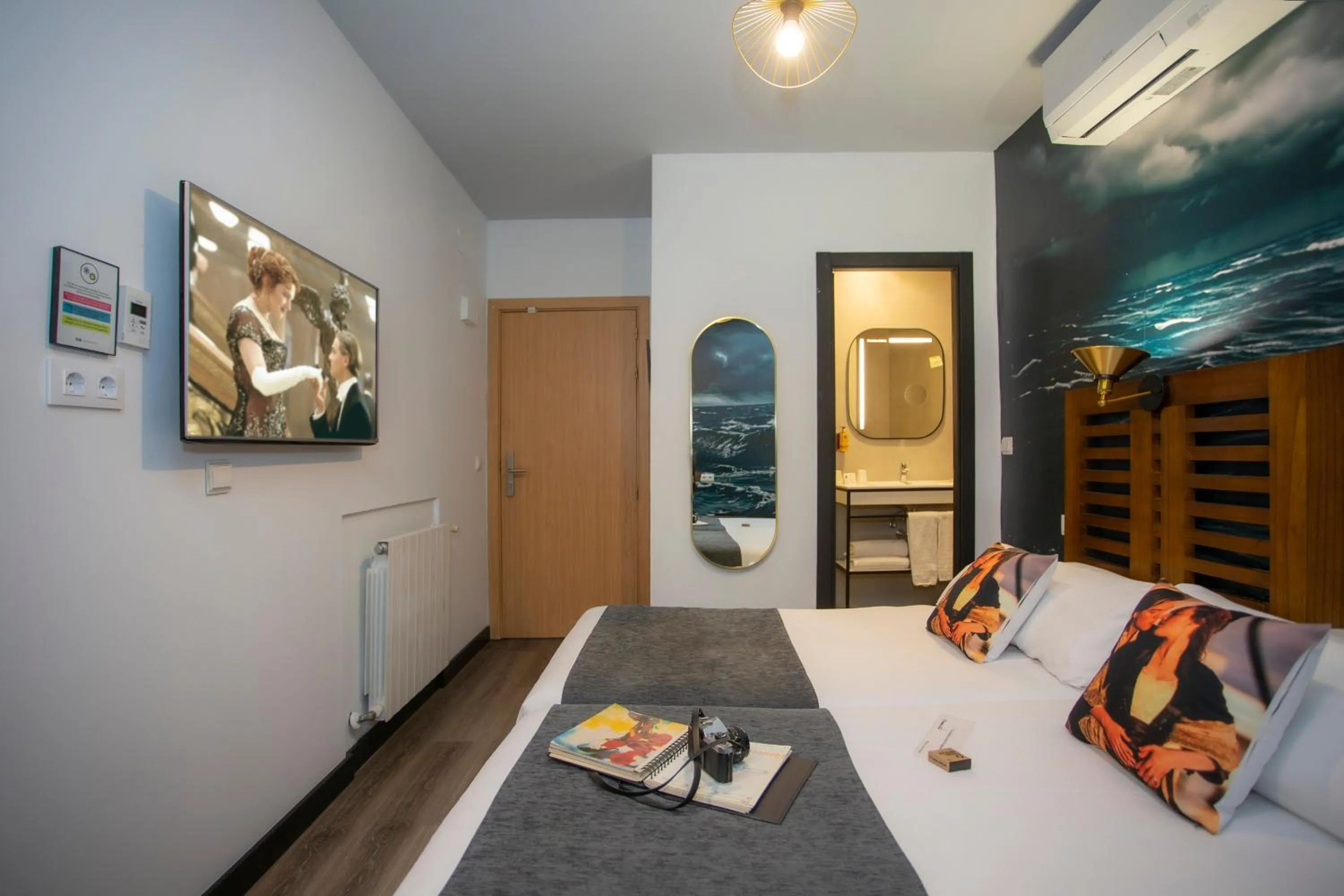 Bedroom, Bed in Casual del Cine Valencia