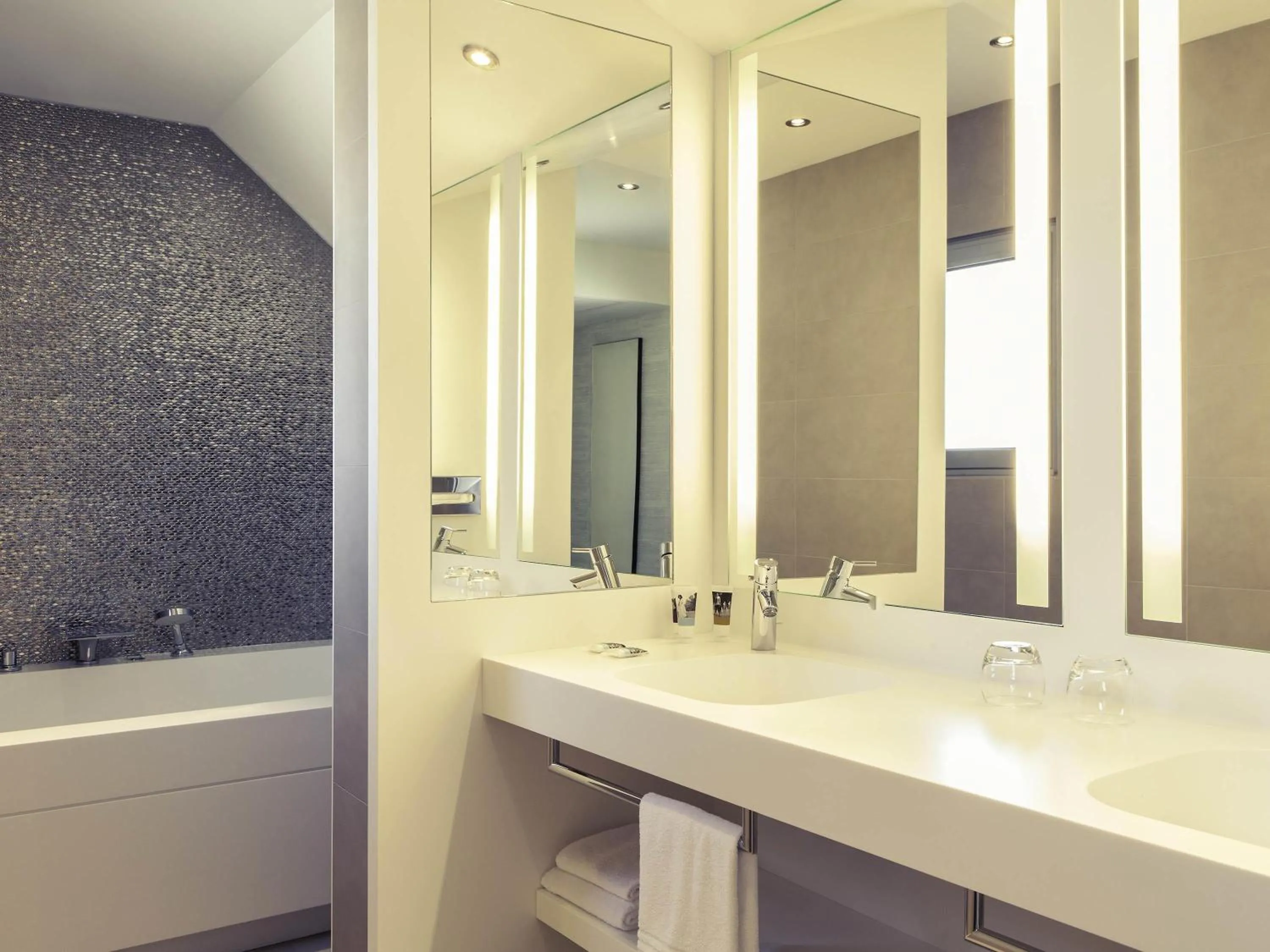 Bedroom in Mercure Nantes Centre Grand Hotel