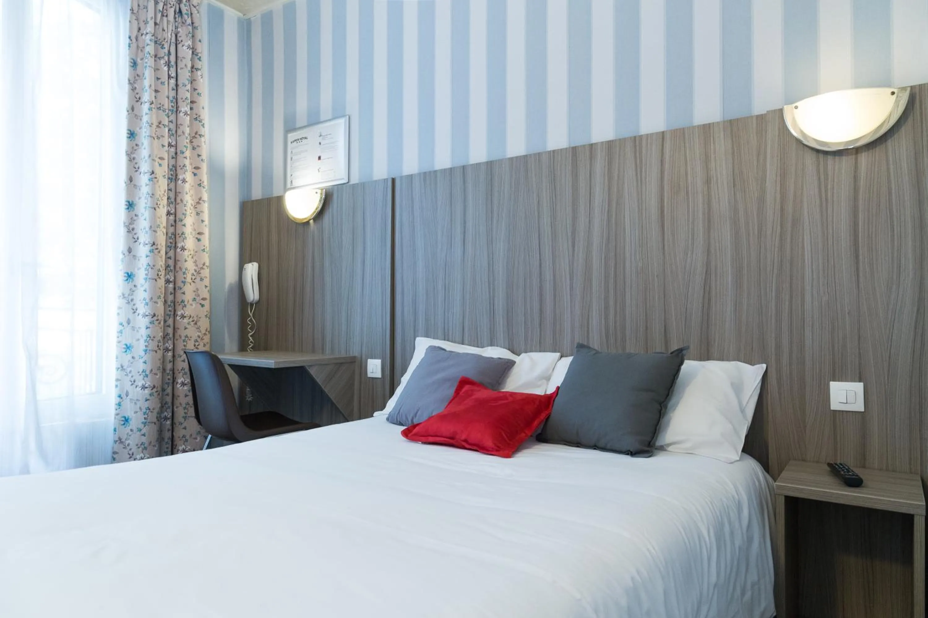 Bed in Hotel PARIS GAMBETTA- PANAMHOTEL-PERE LACHAISE