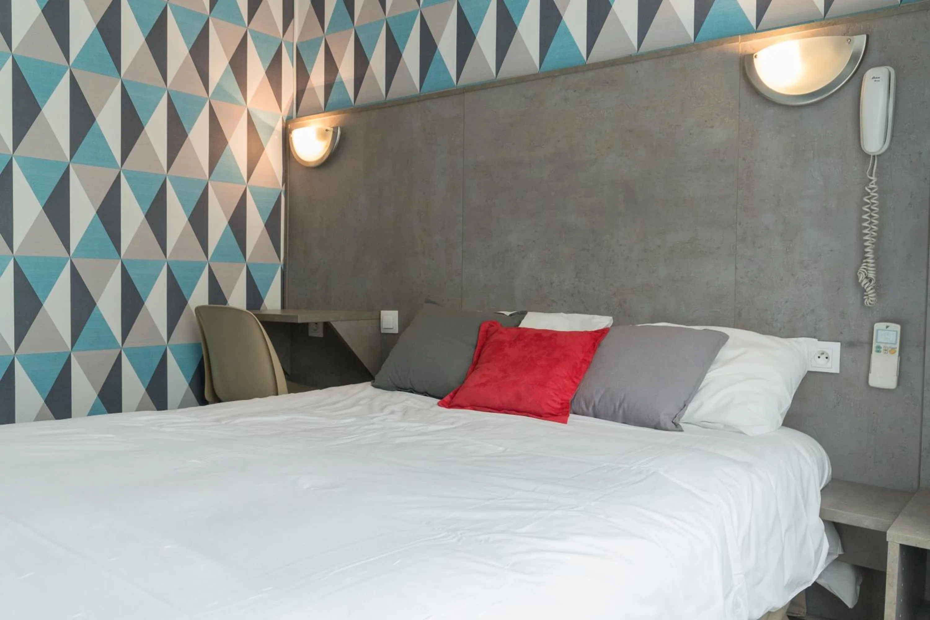 Bed in Hotel PARIS GAMBETTA- PANAMHOTEL-PERE LACHAISE