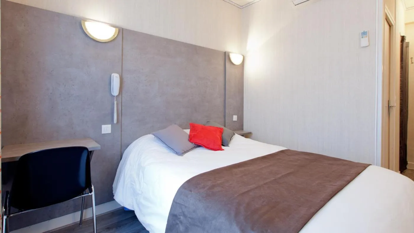 Bed in Hotel PARIS GAMBETTA- PANAMHOTEL-PERE LACHAISE