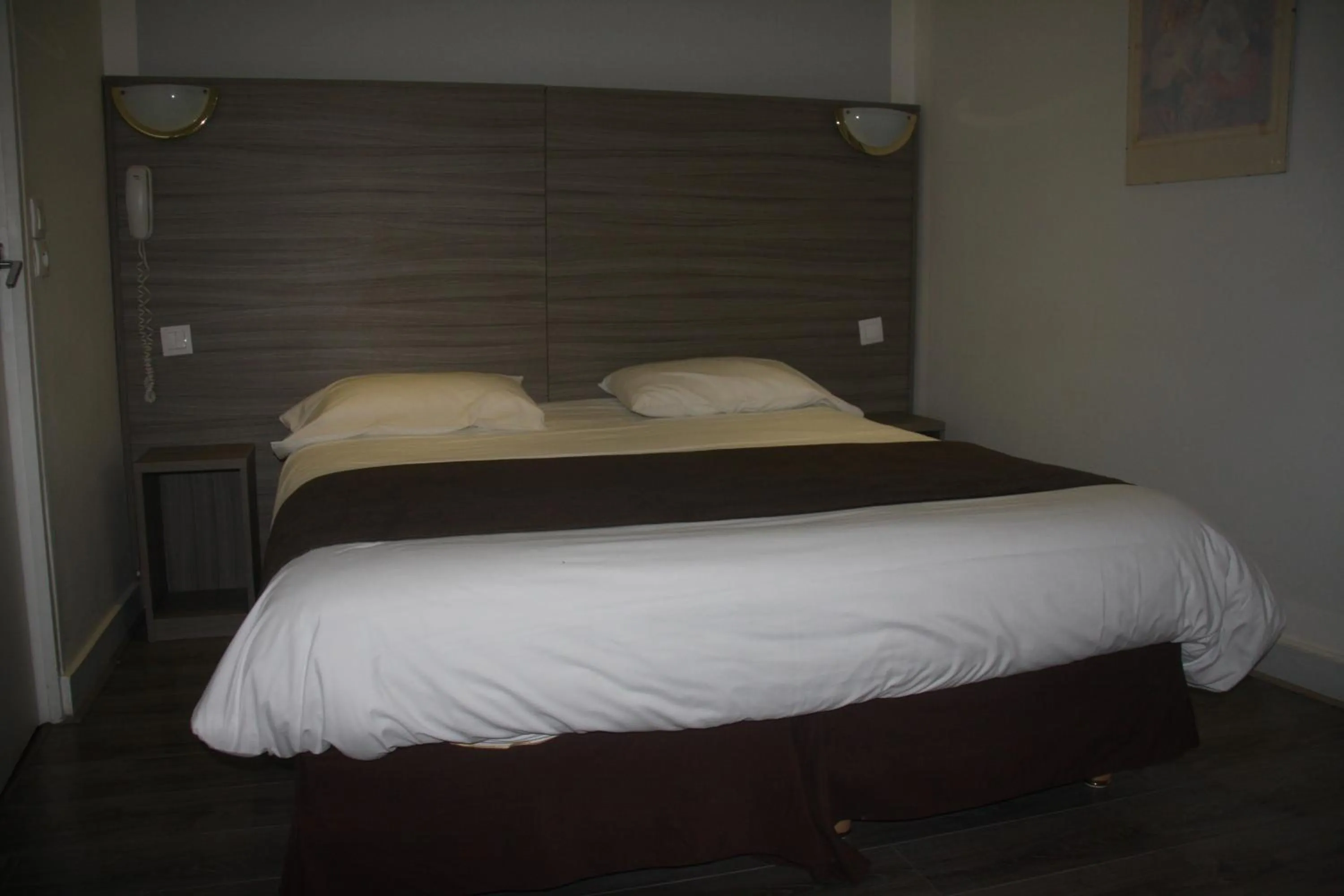 Bed in Hotel PARIS GAMBETTA- PANAMHOTEL-PERE LACHAISE