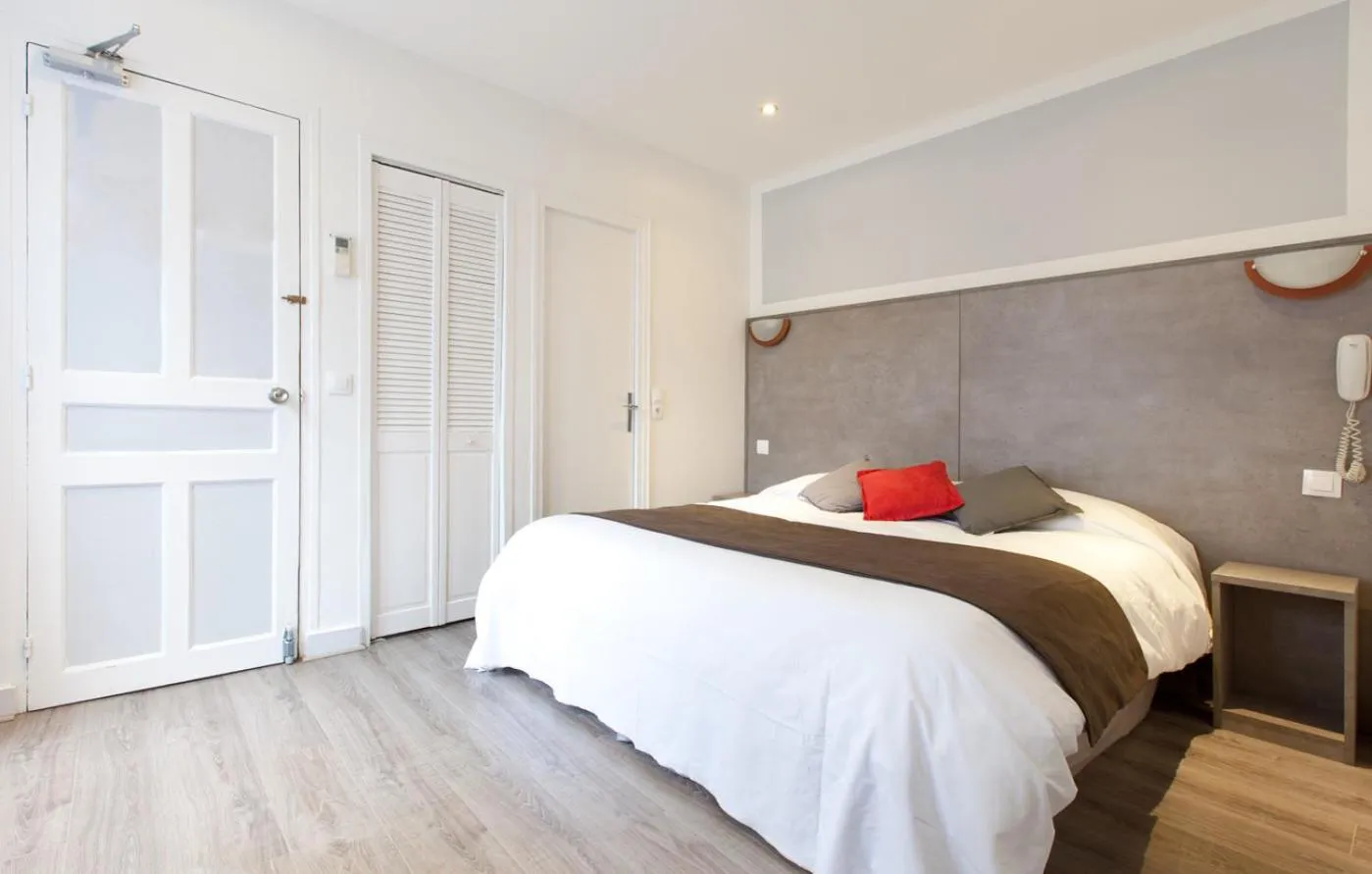 Bed in Hotel PARIS GAMBETTA- PANAMHOTEL-PERE LACHAISE