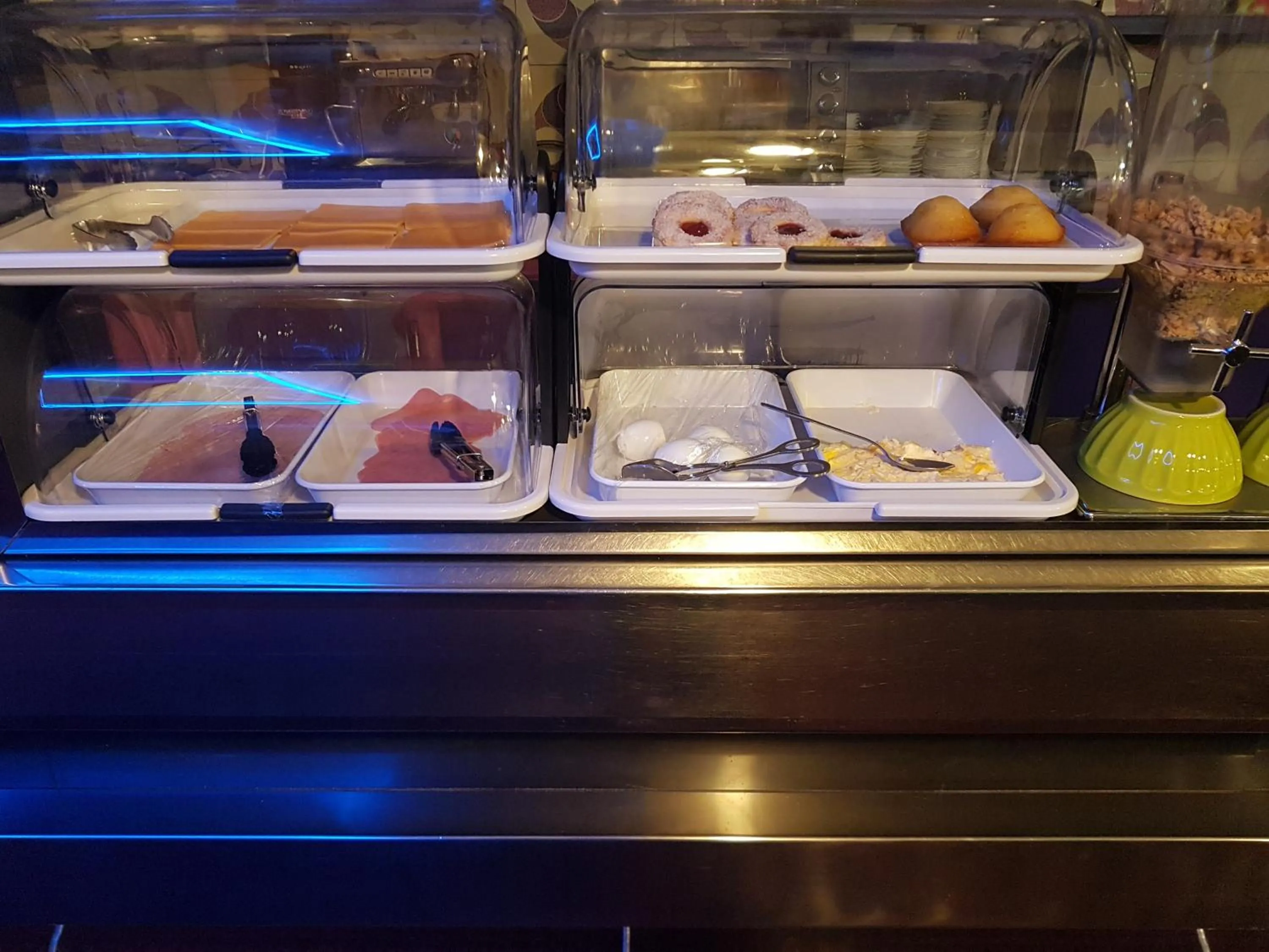 Breakfast in Hotel PARIS GAMBETTA- PANAMHOTEL-PERE LACHAISE