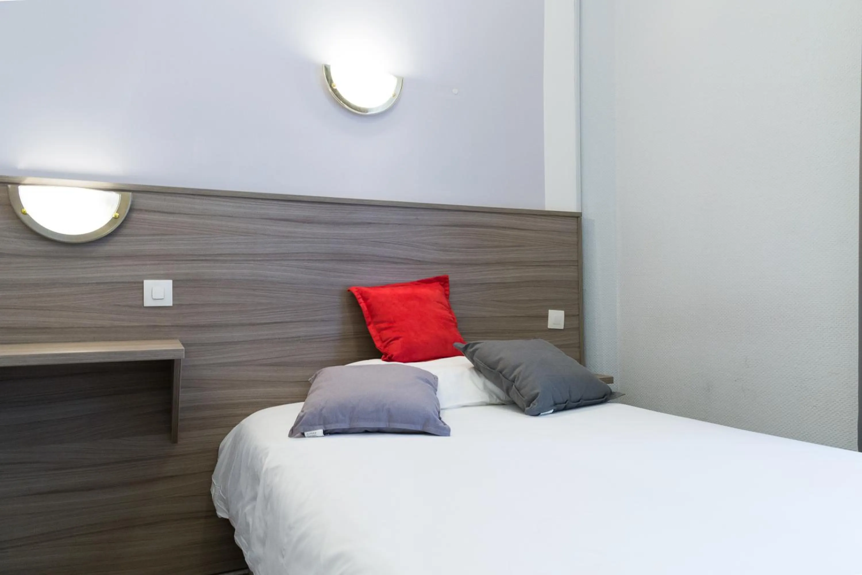 Bed in Hotel PARIS GAMBETTA- PANAMHOTEL-PERE LACHAISE
