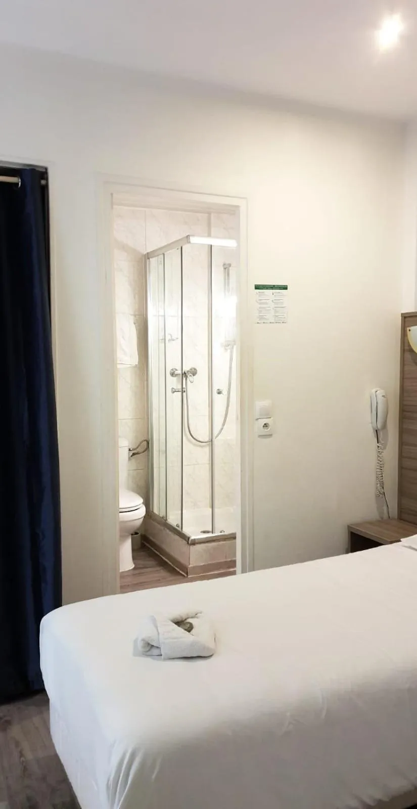 Bed in Hotel PARIS GAMBETTA- PANAMHOTEL-PERE LACHAISE