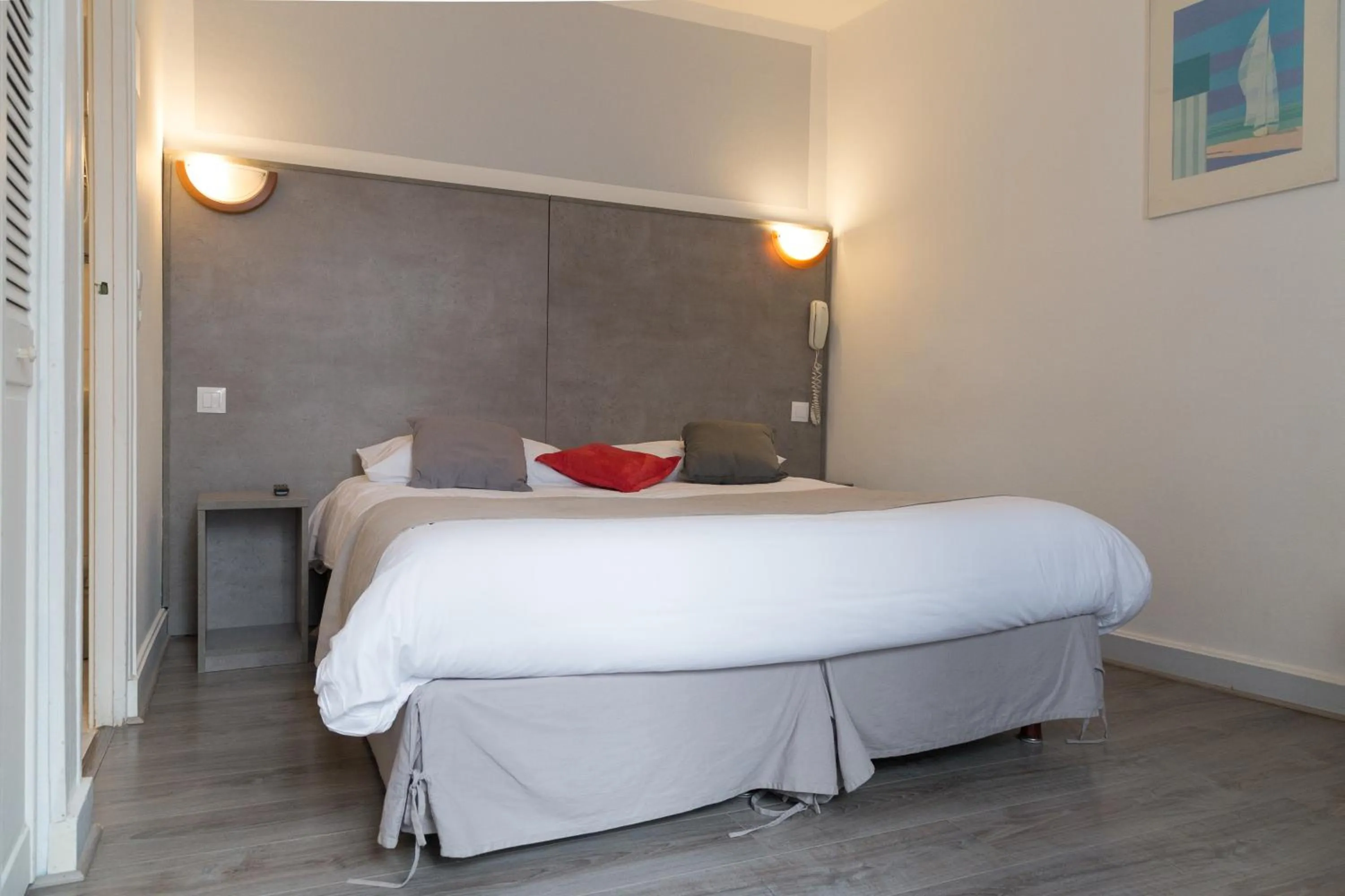 Bed in Hotel PARIS GAMBETTA- PANAMHOTEL-PERE LACHAISE
