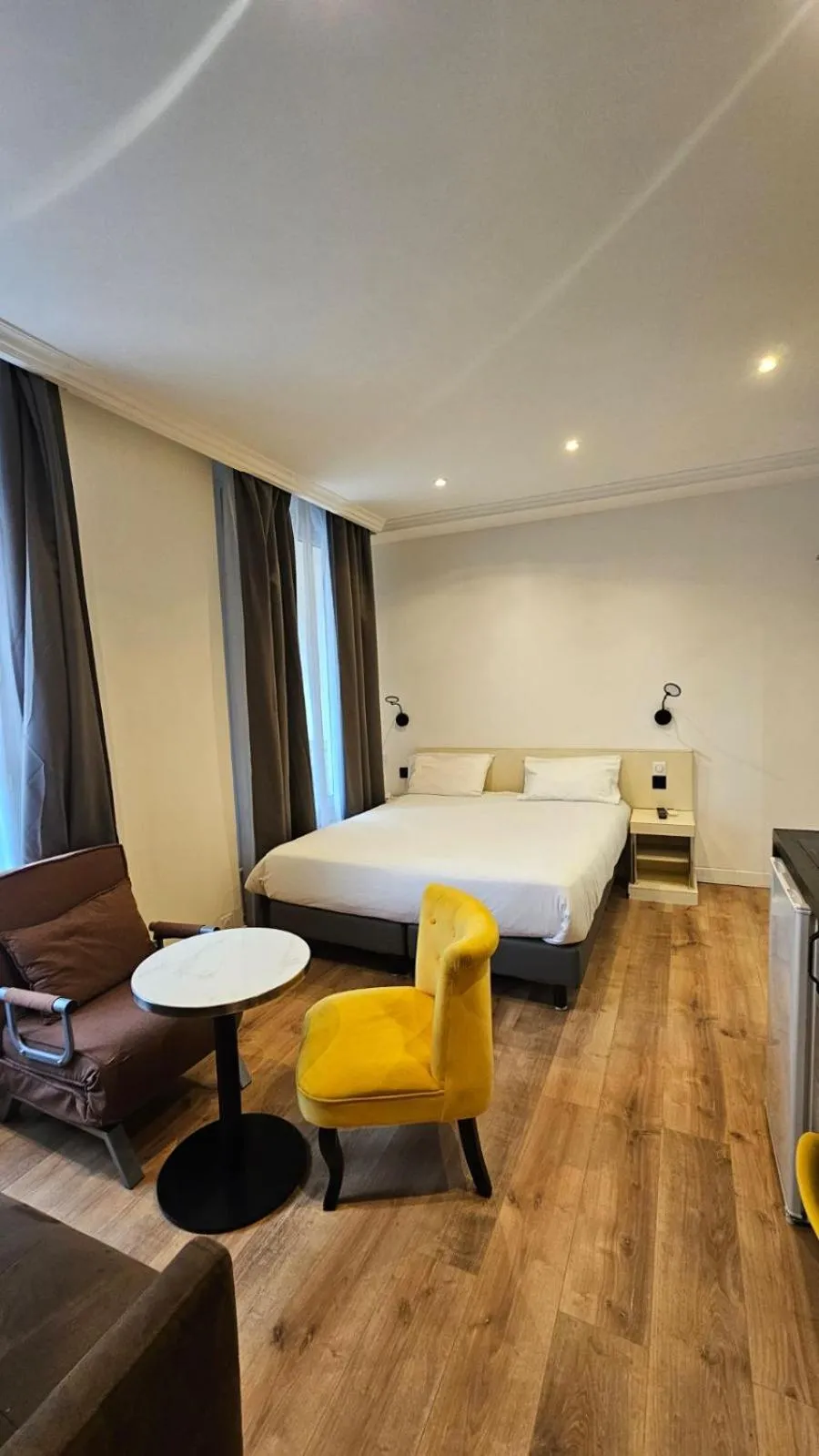 Bed in Hotel PARIS GAMBETTA- PANAMHOTEL-PERE LACHAISE