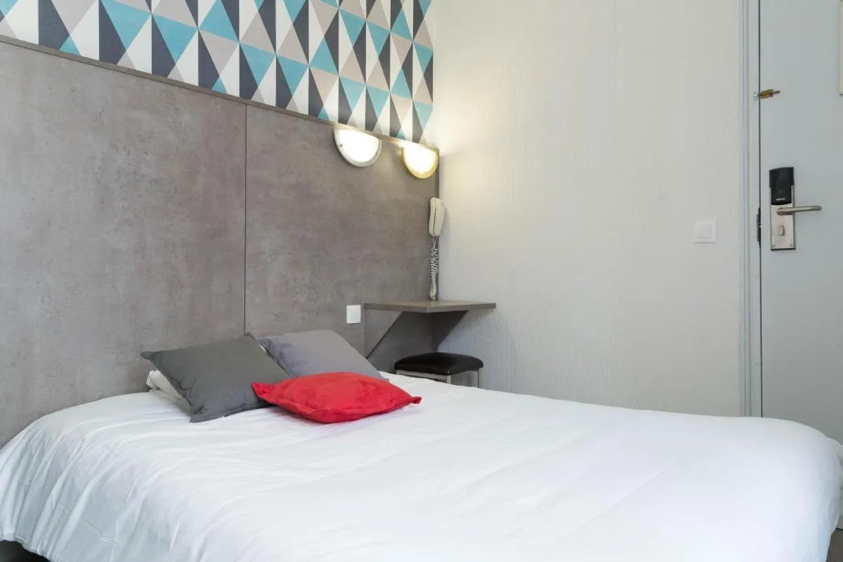 Bed in Hotel PARIS GAMBETTA- PANAMHOTEL-PERE LACHAISE