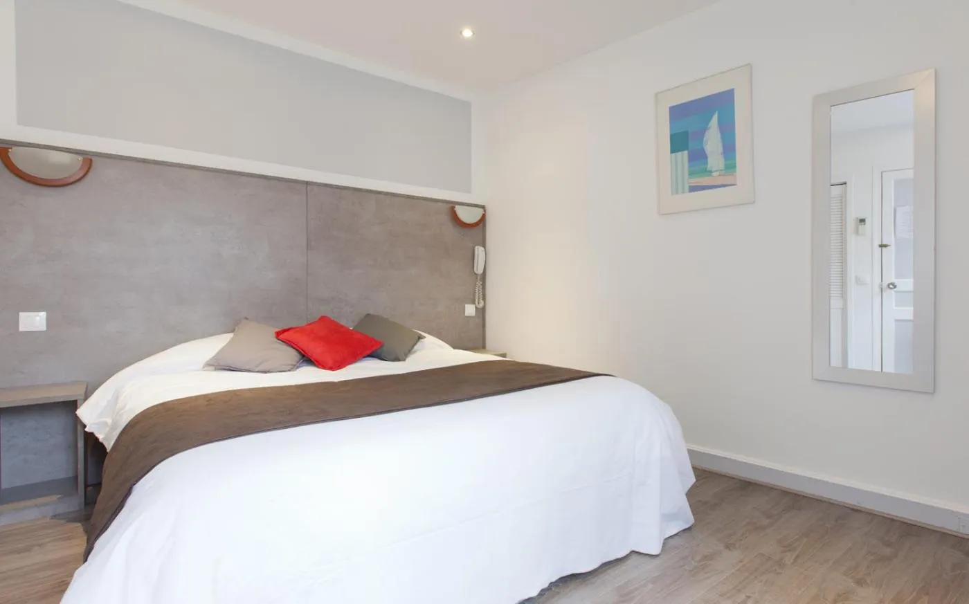 Bed in Hotel PARIS GAMBETTA- PANAMHOTEL-PERE LACHAISE