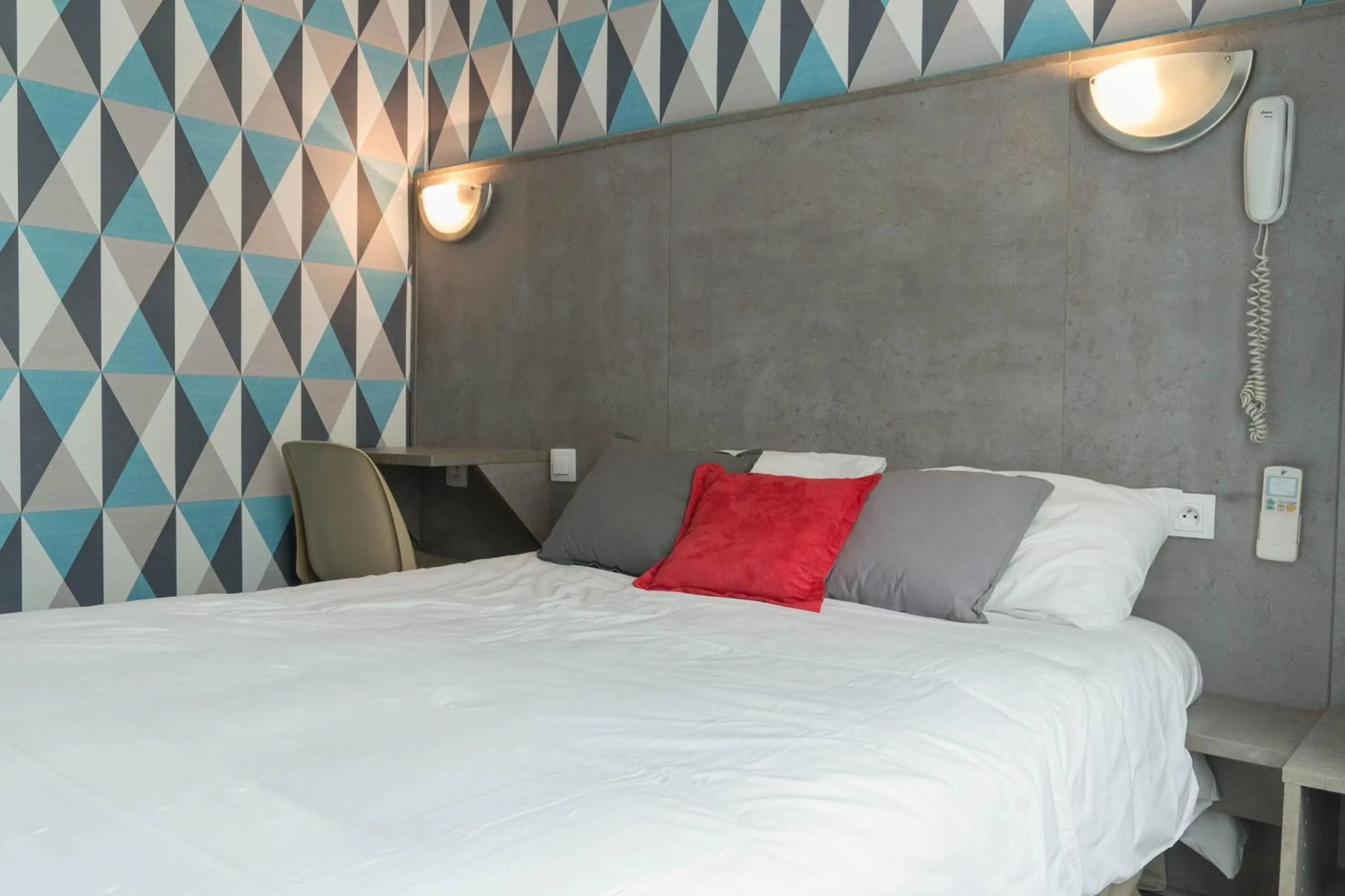 Bed in Hotel PARIS GAMBETTA- PANAMHOTEL-PERE LACHAISE