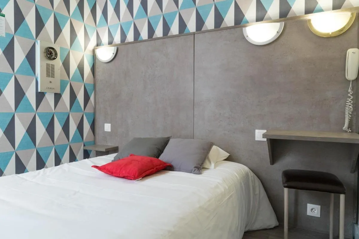 Bed in Hotel PARIS GAMBETTA- PANAMHOTEL-PERE LACHAISE