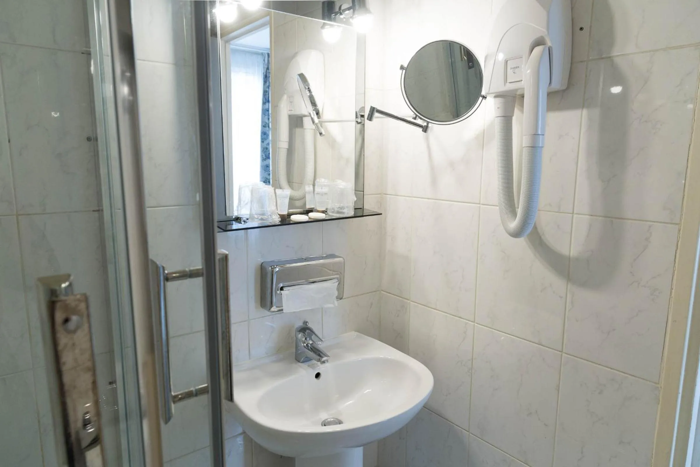 Hotel PARIS GAMBETTA- PANAMHOTEL-PERE LACHAISE