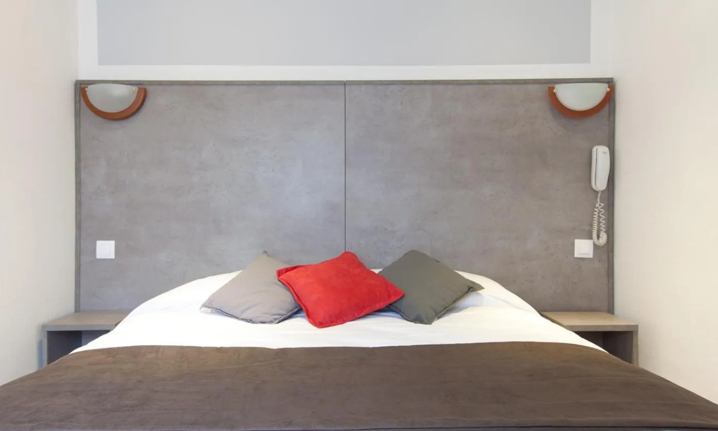 Bed in Hotel PARIS GAMBETTA- PANAMHOTEL-PERE LACHAISE