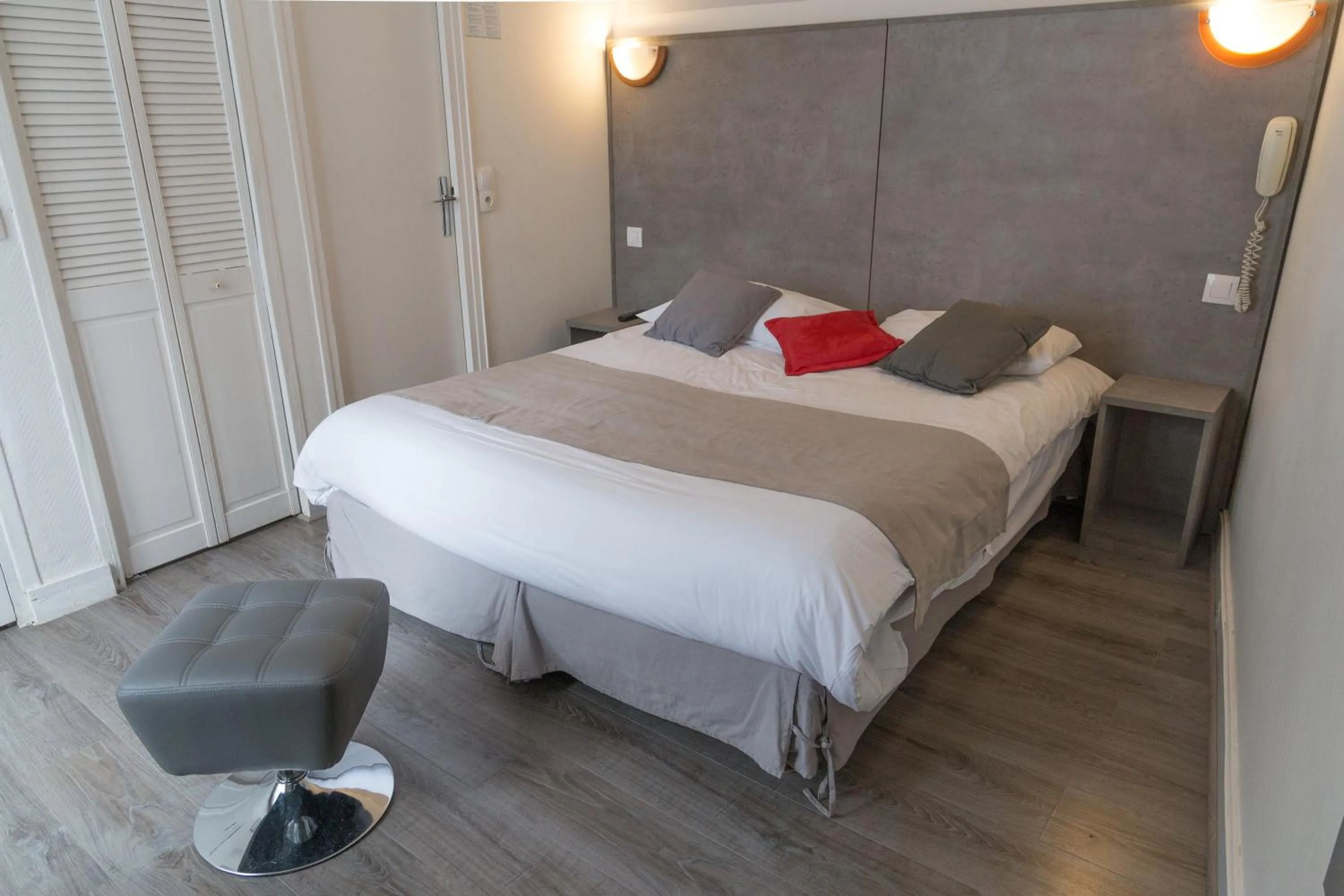 Bed in Hotel PARIS GAMBETTA- PANAMHOTEL-PERE LACHAISE