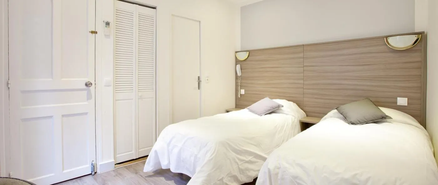 Bed in Hotel PARIS GAMBETTA- PANAMHOTEL-PERE LACHAISE