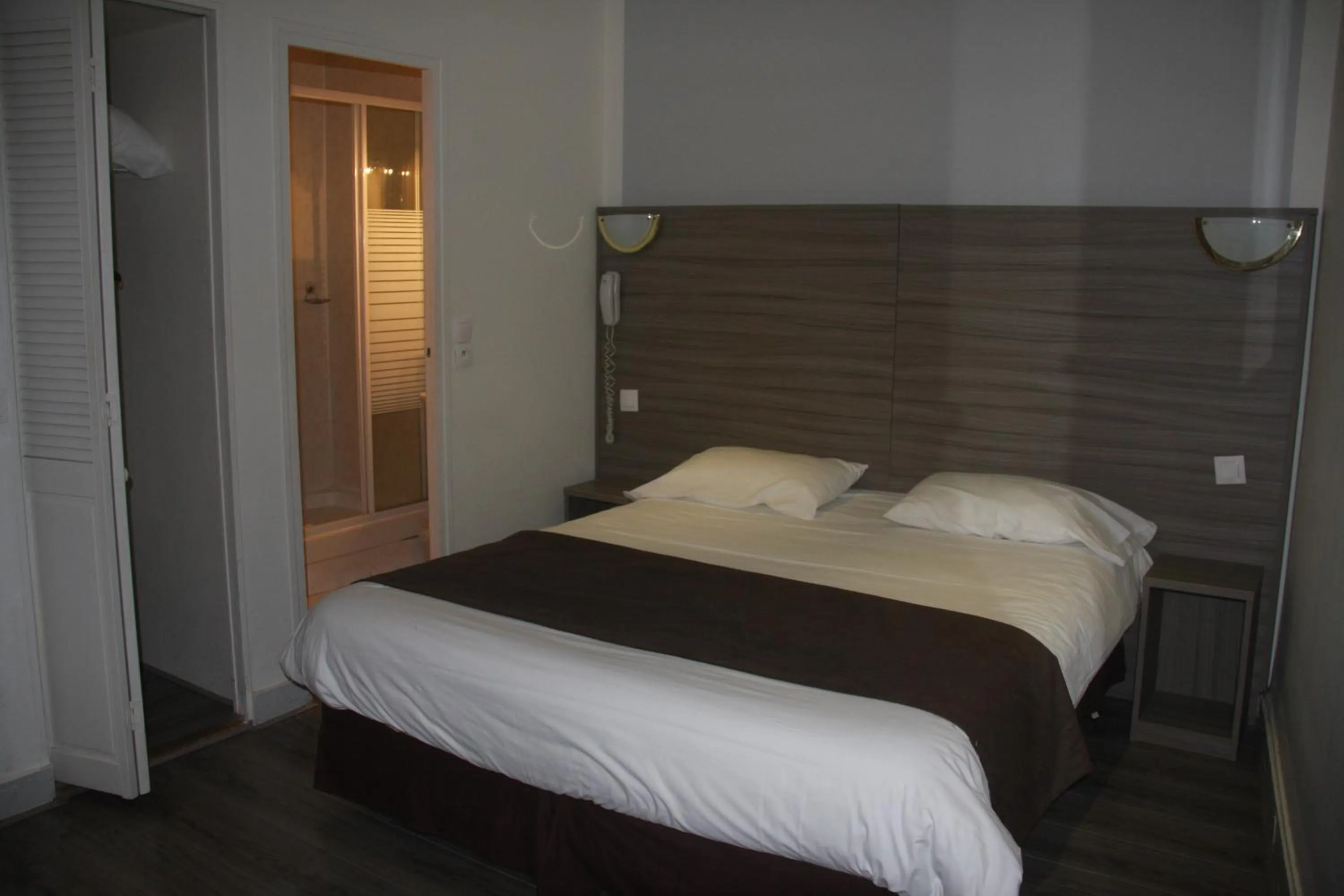 Bed in Hotel PARIS GAMBETTA- PANAMHOTEL-PERE LACHAISE
