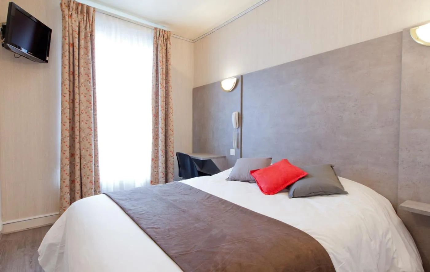 Bed in Hotel PARIS GAMBETTA- PANAMHOTEL-PERE LACHAISE
