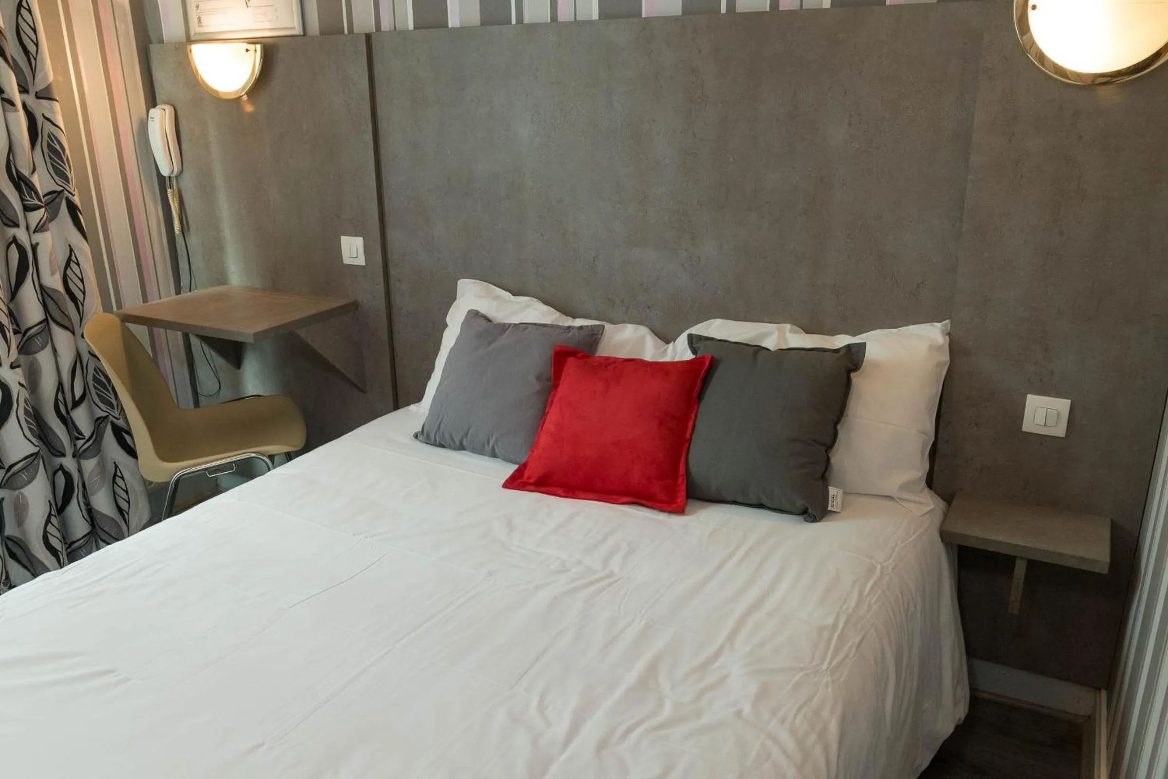Bed in Hotel PARIS GAMBETTA- PANAMHOTEL-PERE LACHAISE