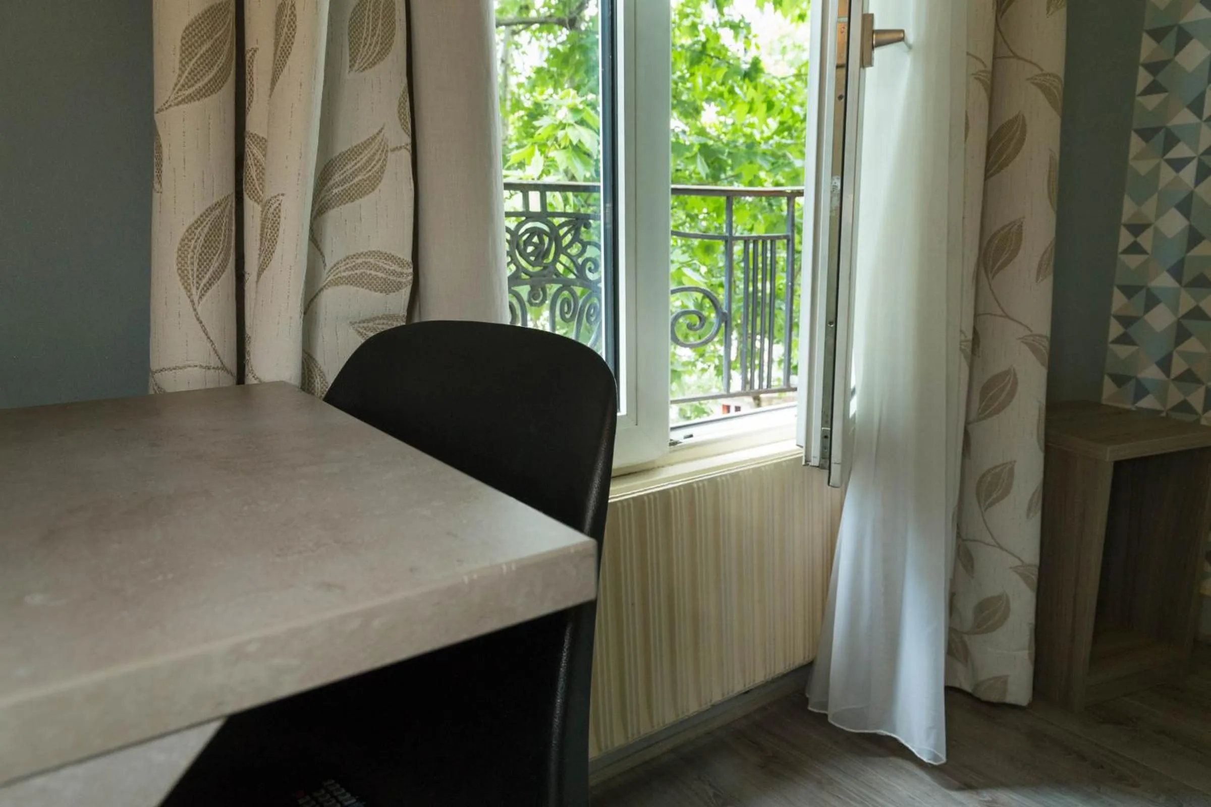 Bed in Hotel PARIS GAMBETTA- PANAMHOTEL-PERE LACHAISE