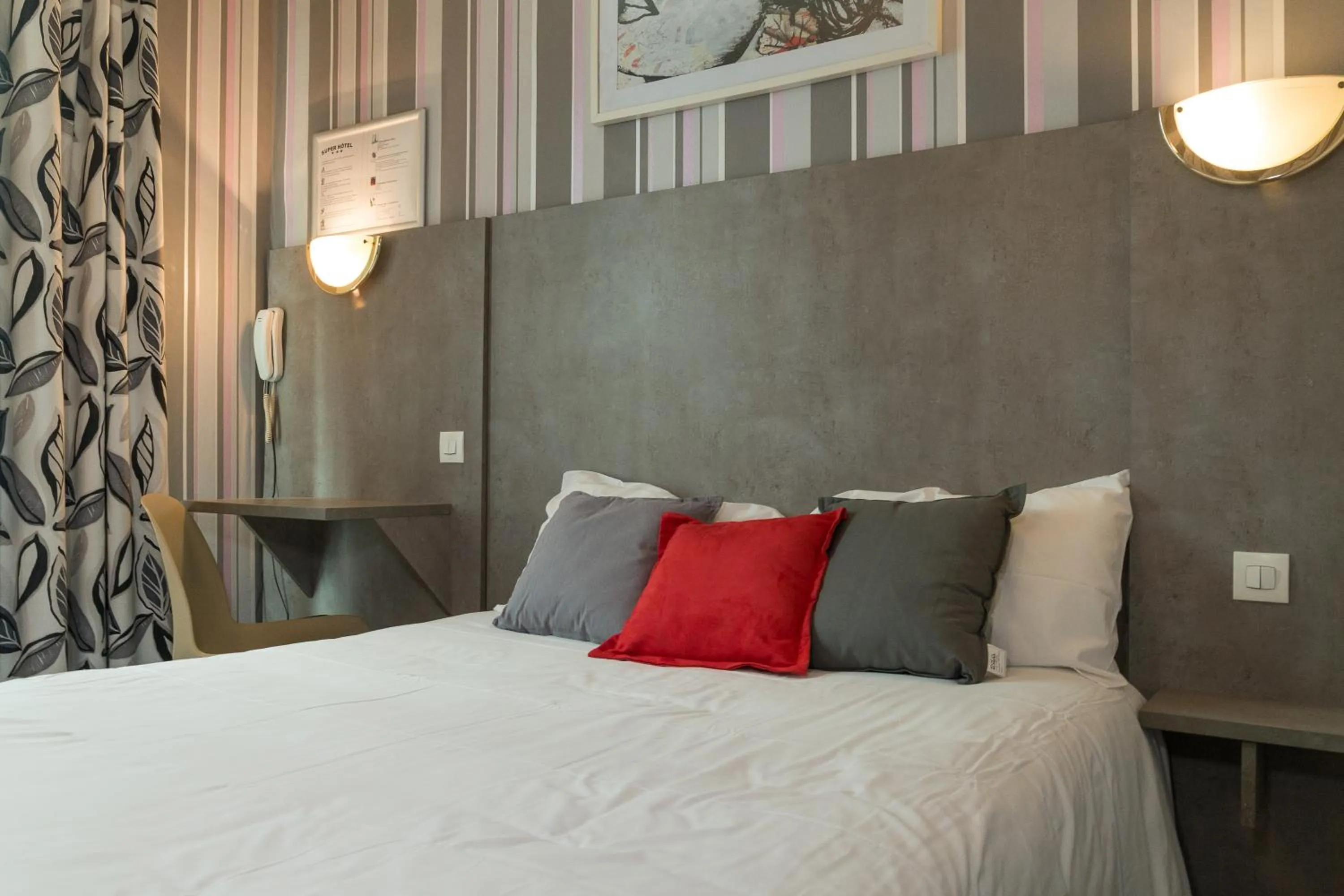 Bed in Hotel PARIS GAMBETTA- PANAMHOTEL-PERE LACHAISE