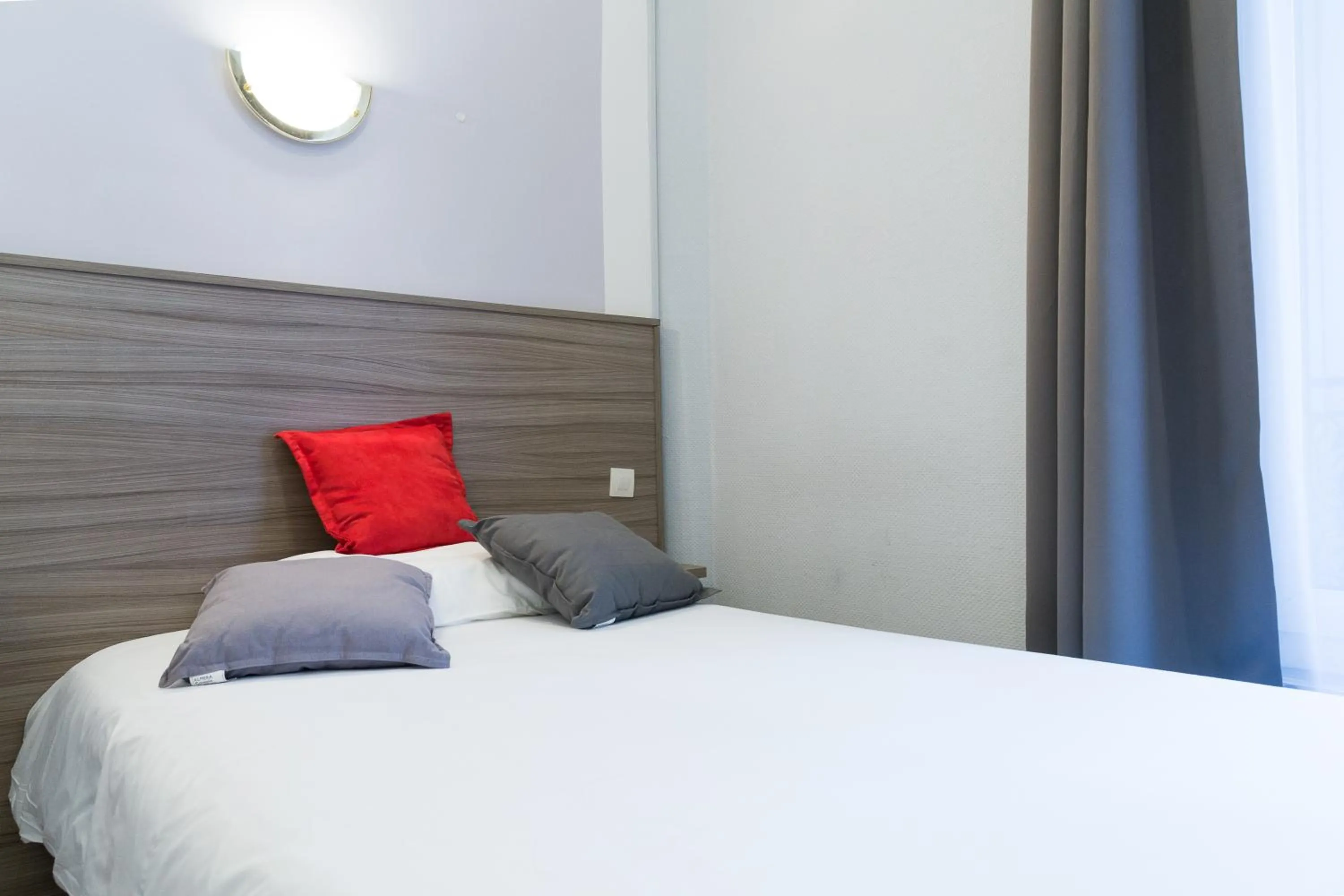 Bed in Hotel PARIS GAMBETTA- PANAMHOTEL-PERE LACHAISE