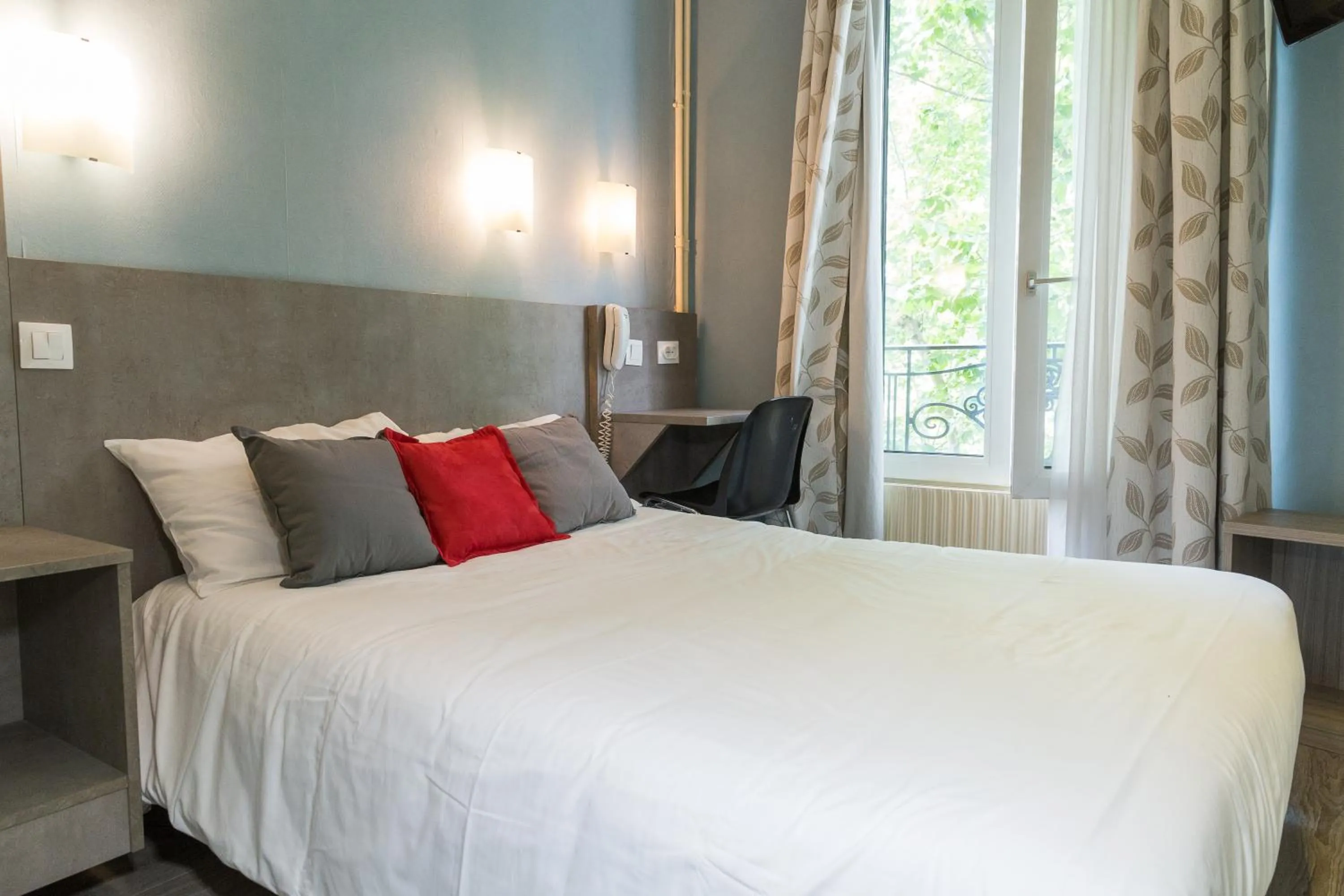 Bed in Hotel PARIS GAMBETTA- PANAMHOTEL-PERE LACHAISE