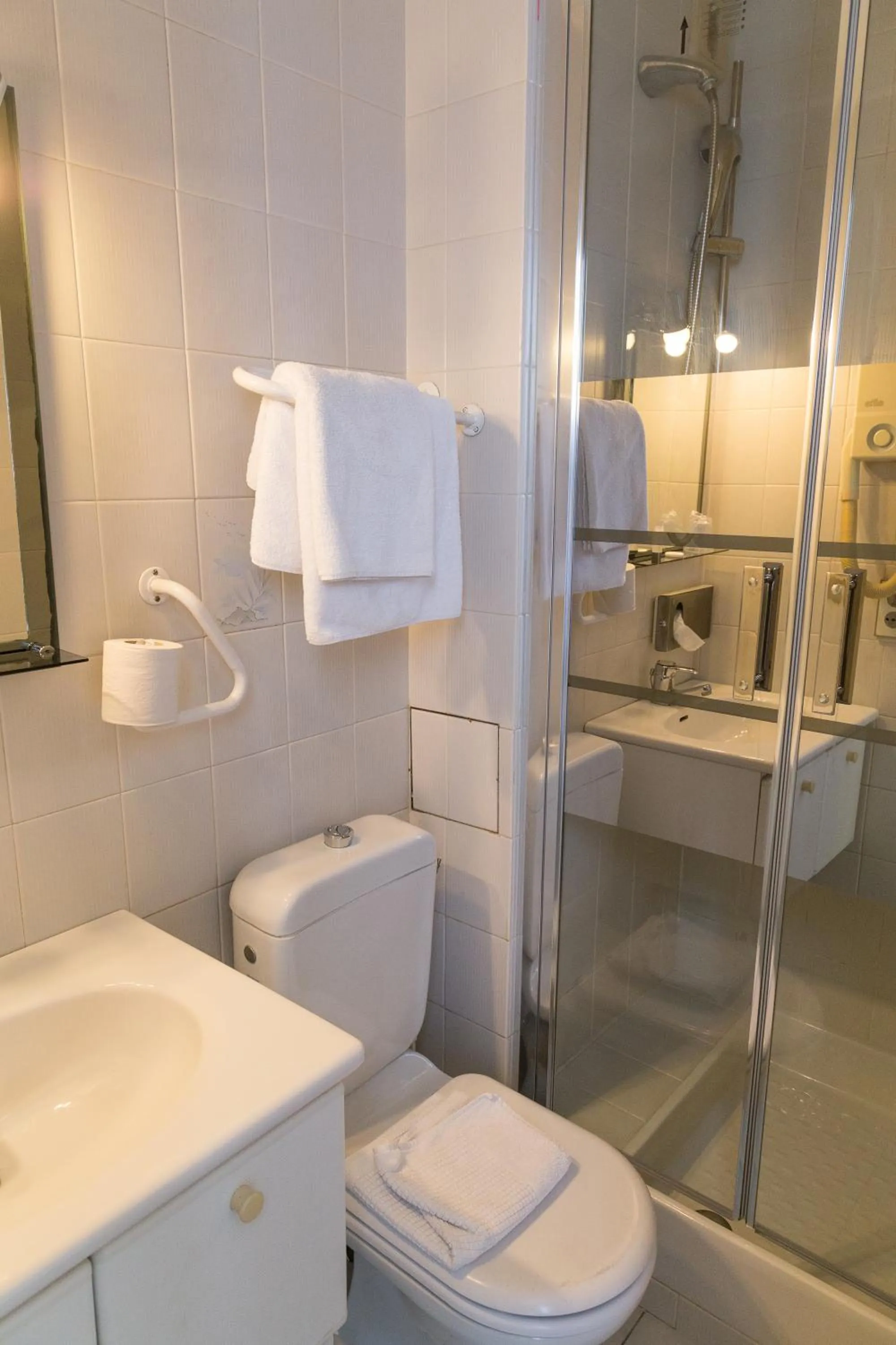 Hotel PARIS GAMBETTA- PANAMHOTEL-PERE LACHAISE