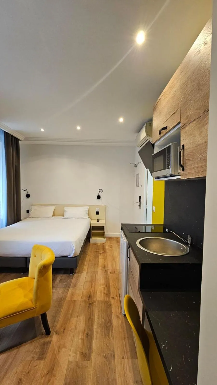 Bed in Hotel PARIS GAMBETTA- PANAMHOTEL-PERE LACHAISE