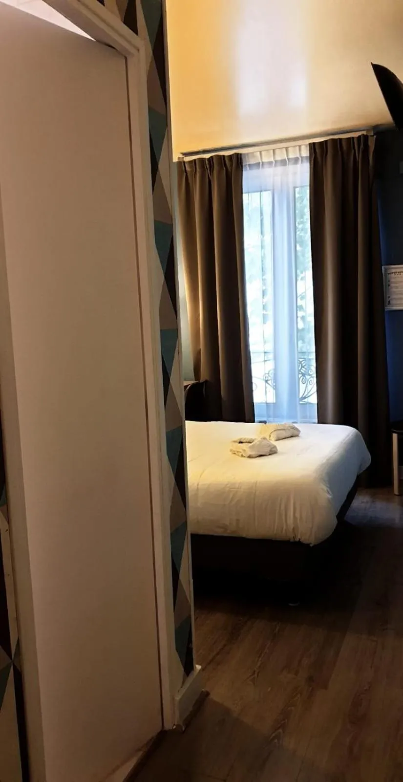 Bed in Hotel PARIS GAMBETTA- PANAMHOTEL-PERE LACHAISE