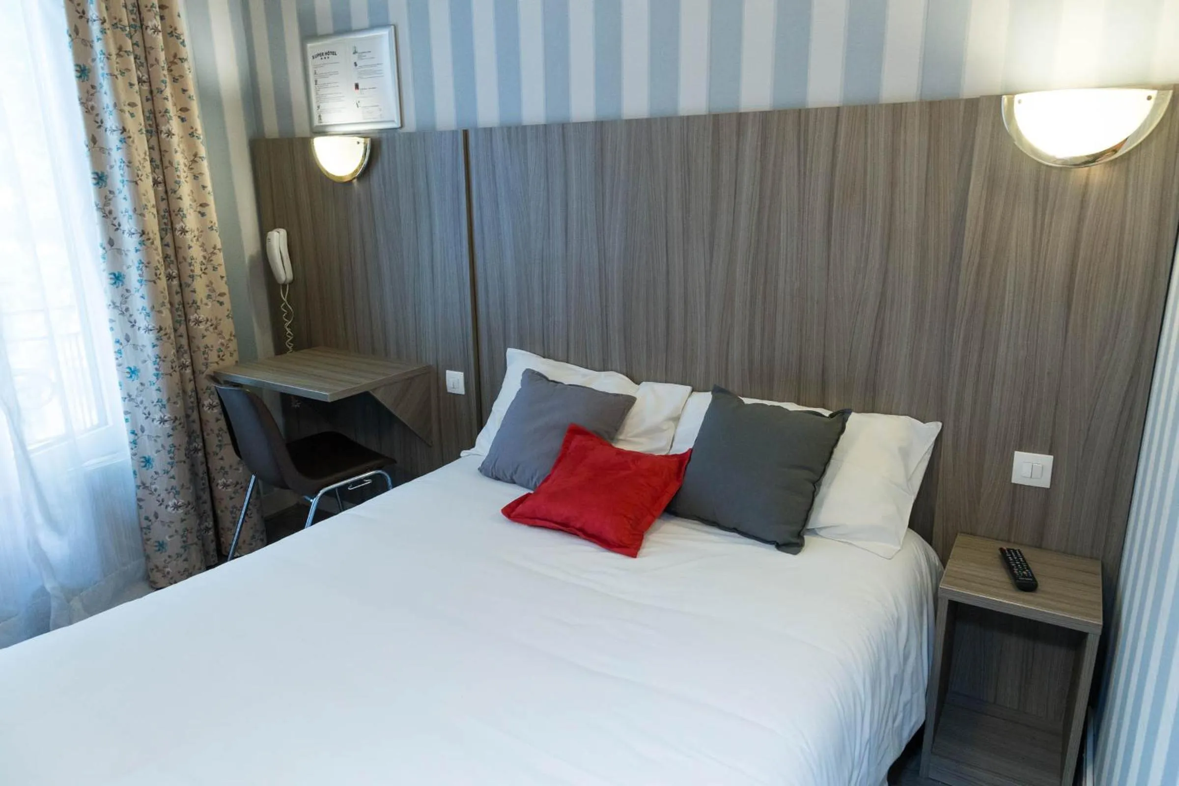 Bed in Hotel PARIS GAMBETTA- PANAMHOTEL-PERE LACHAISE