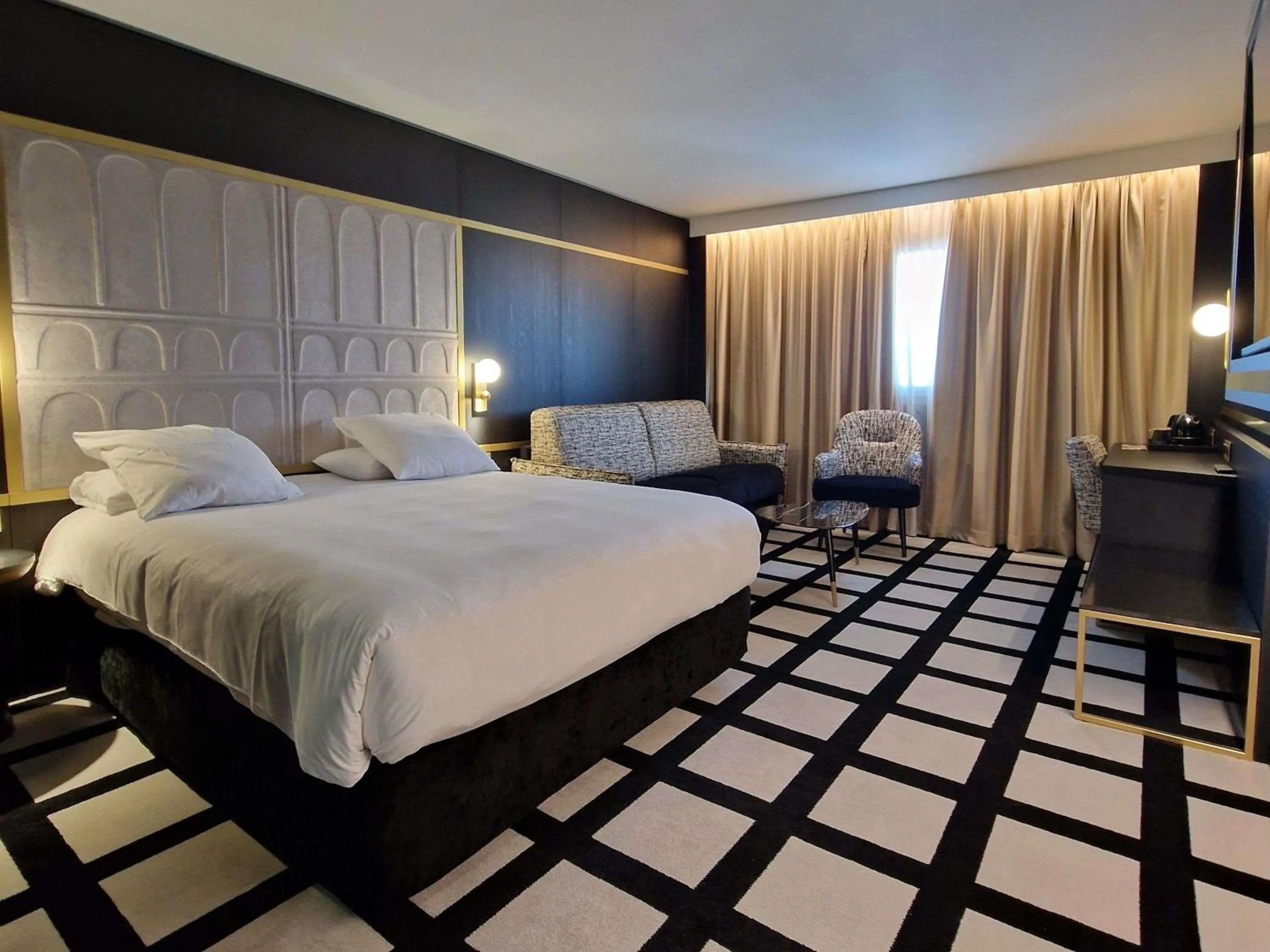 Bedroom, Bed in Mercure Orléans Centre Bords de Loire