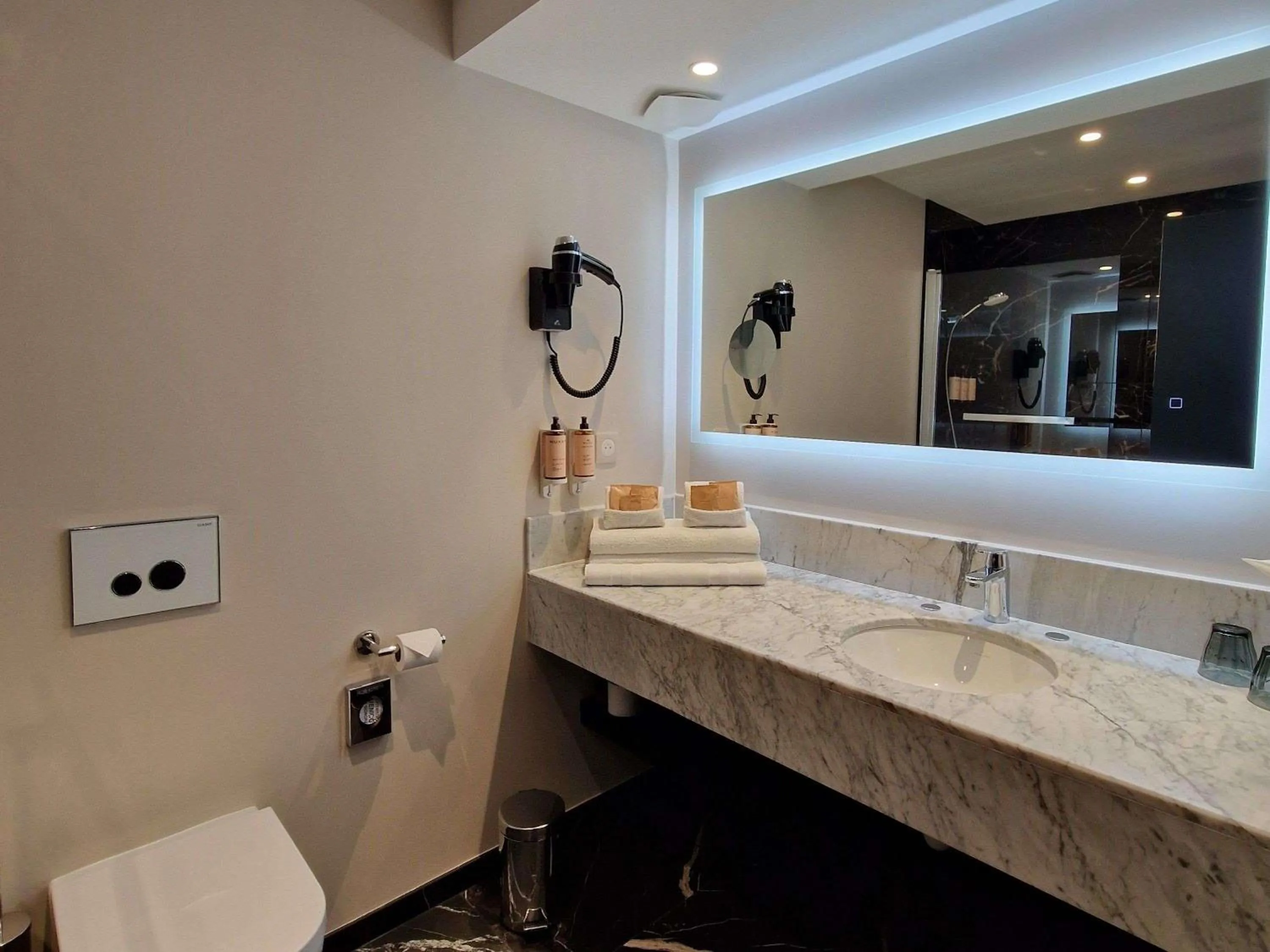 Bedroom in Mercure Orléans Centre Bords de Loire