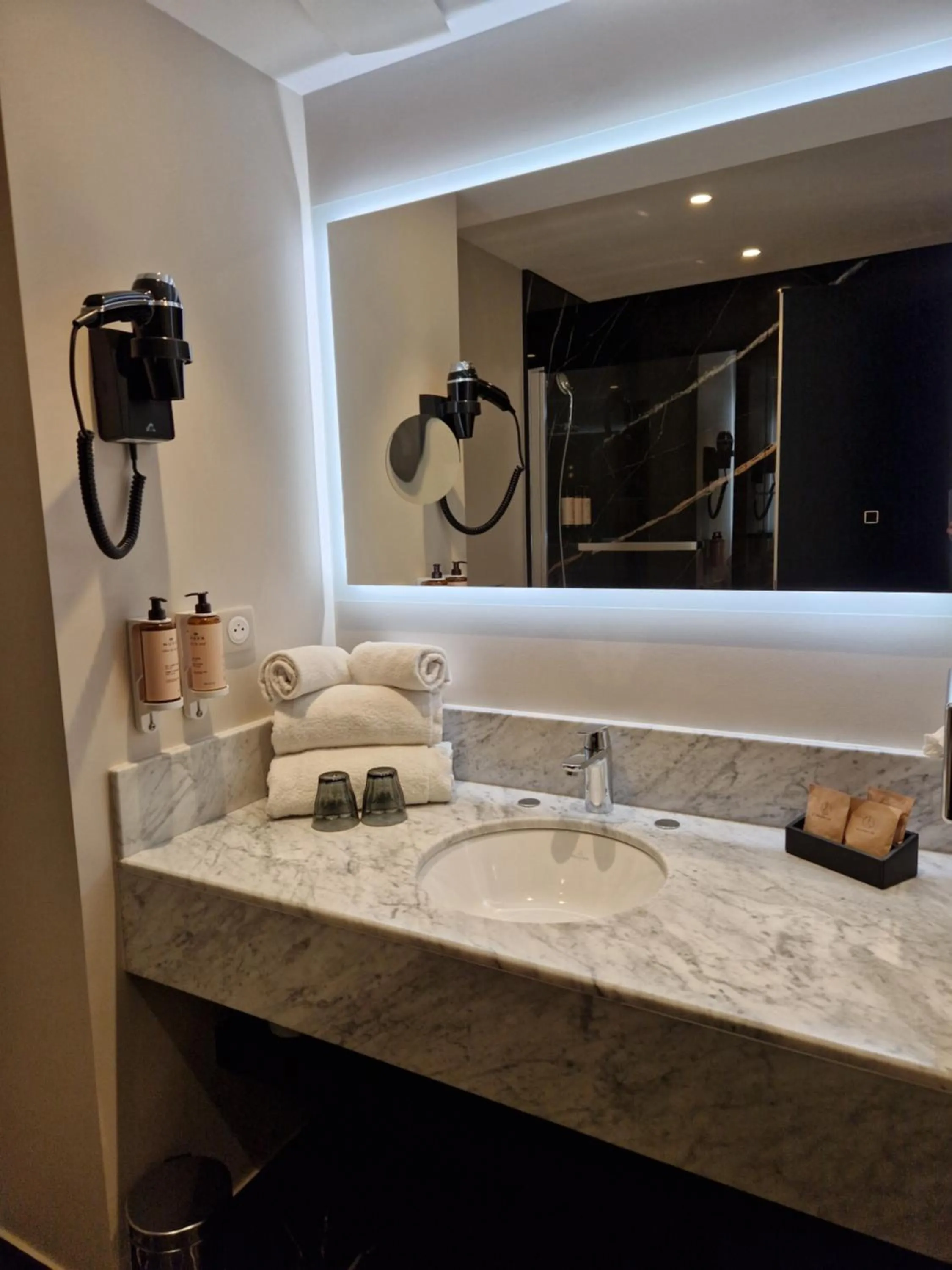 Bathroom in Mercure Orléans Centre Bords de Loire