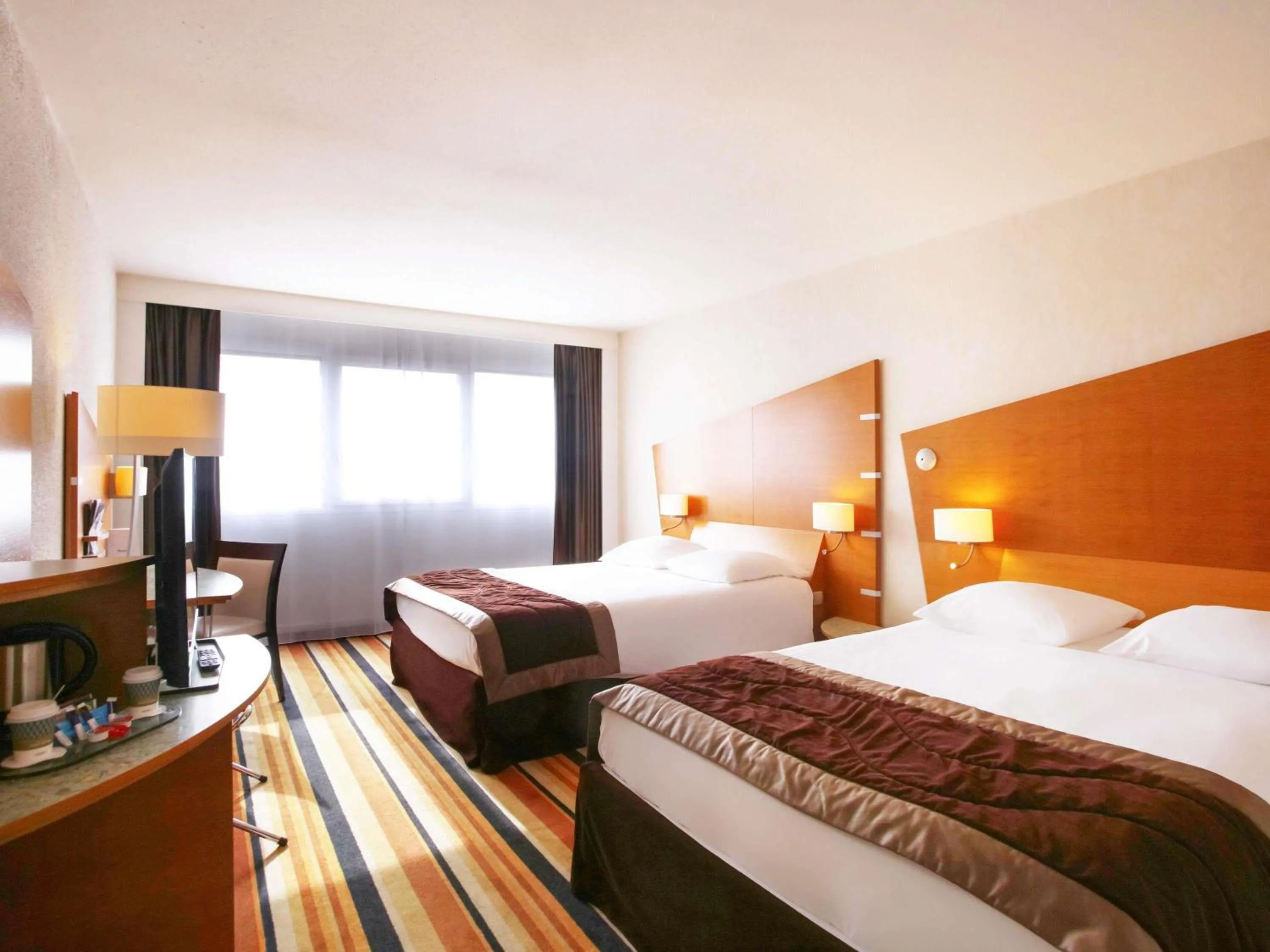 Bedroom, Bed in Mercure Orléans Centre Bords de Loire