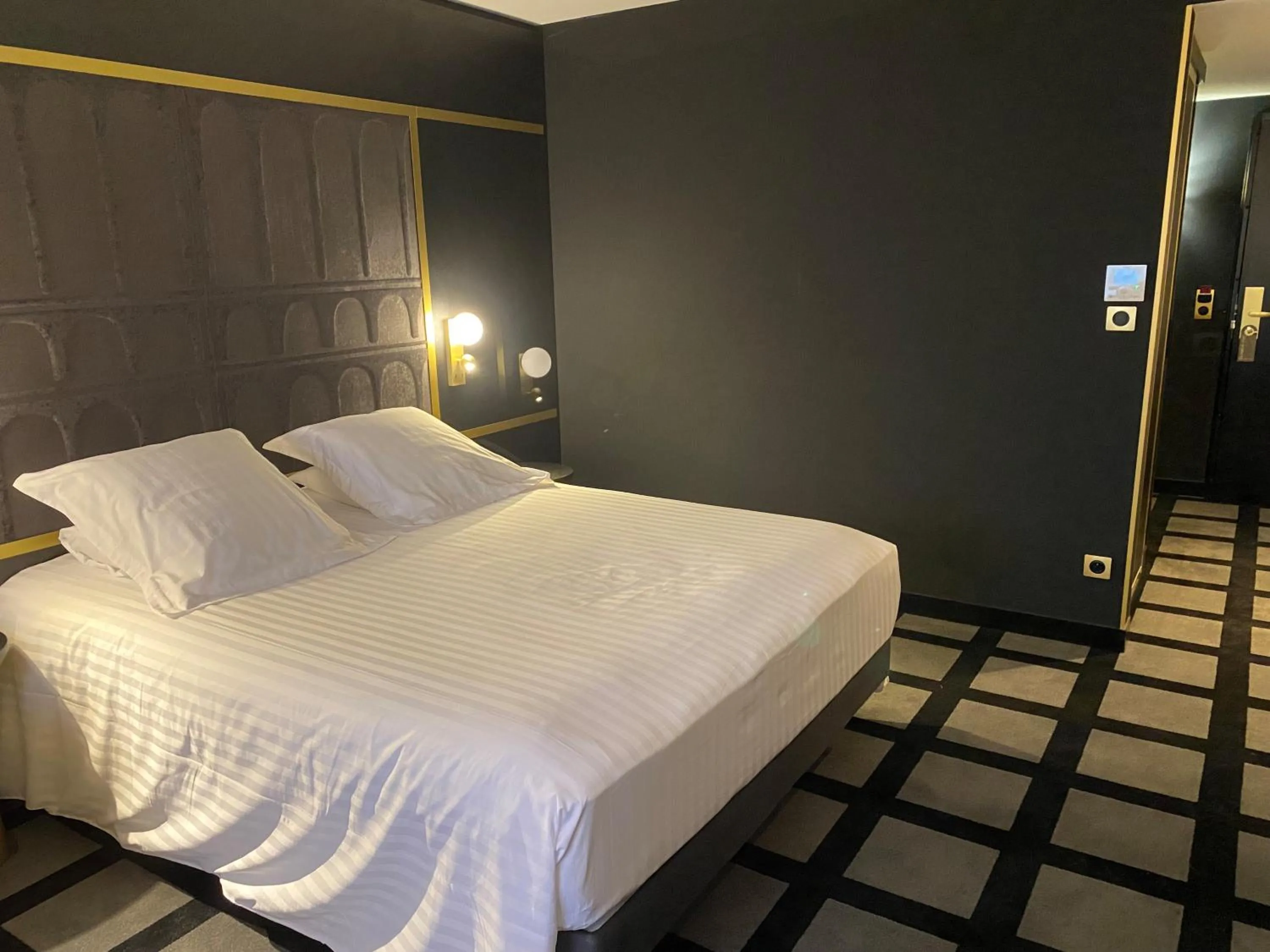 Bedroom, Bed in Mercure Orléans Centre Bords de Loire